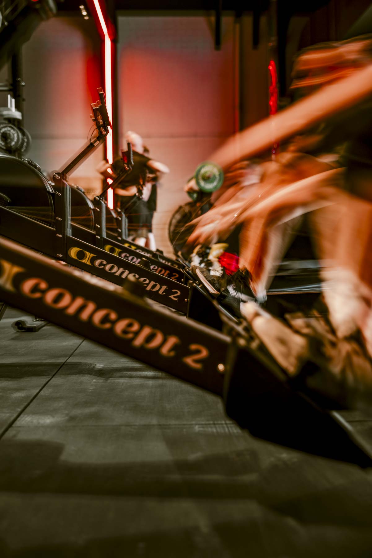 Athleten beim Rudern auf Concept 2 Rudergeräten während eines WODs bei The Factory Fulda.