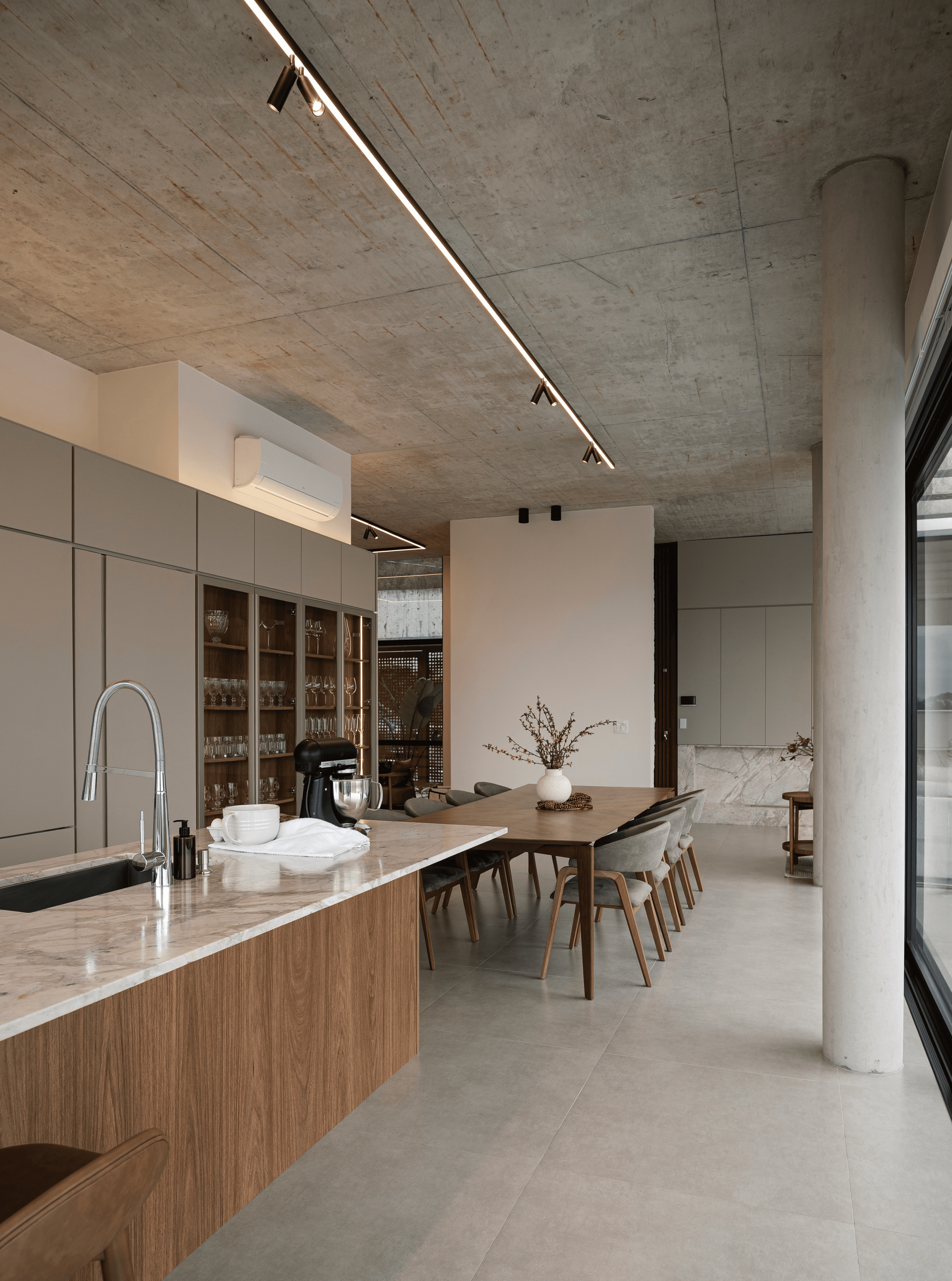 Modern kitchen and dining area with concrete ceiling