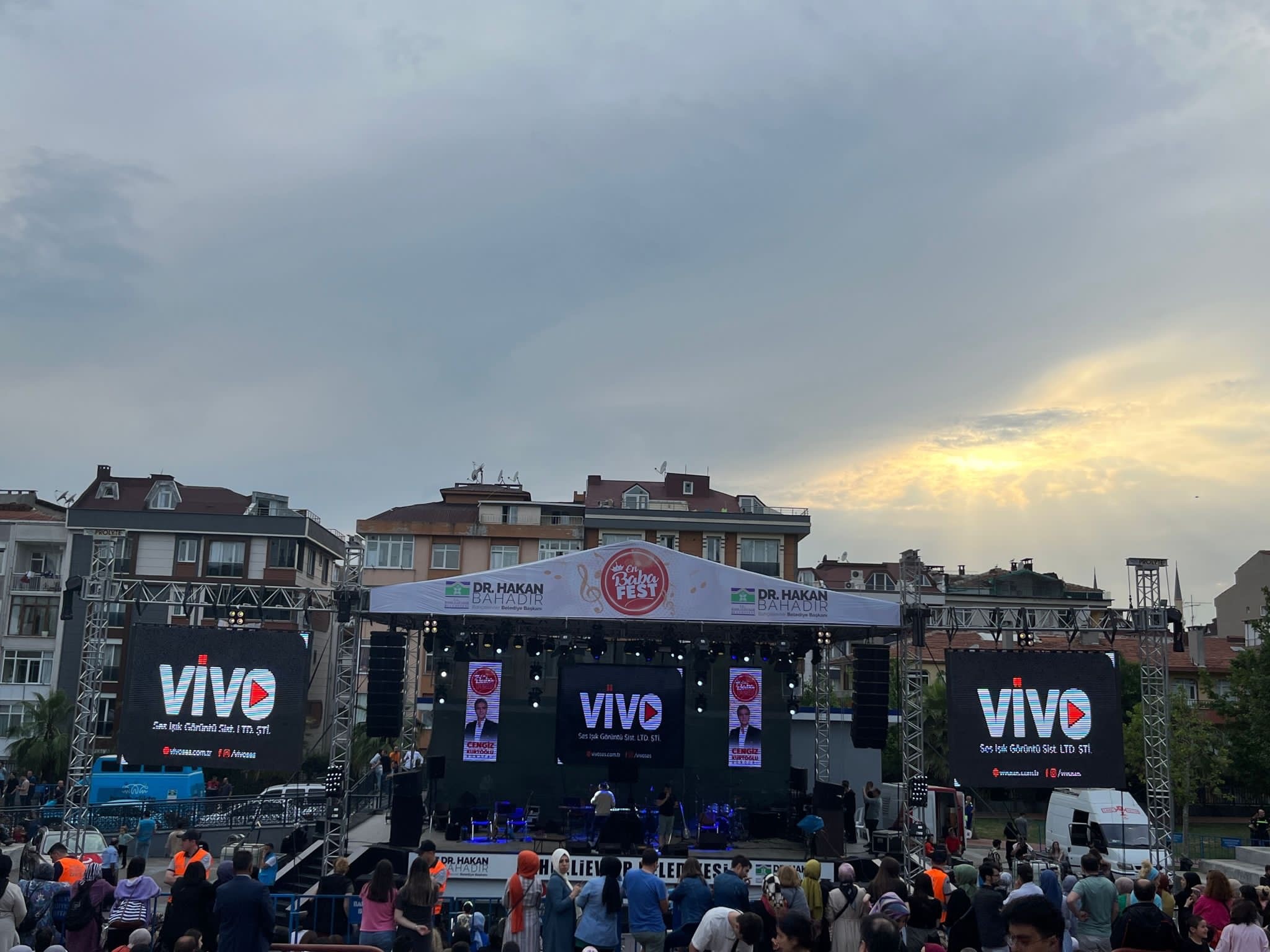 Black and white image of people working at a table with laptops, showing hands gesturing during discussion of digital content displayed on screens, with fabrica® logo in the corner.