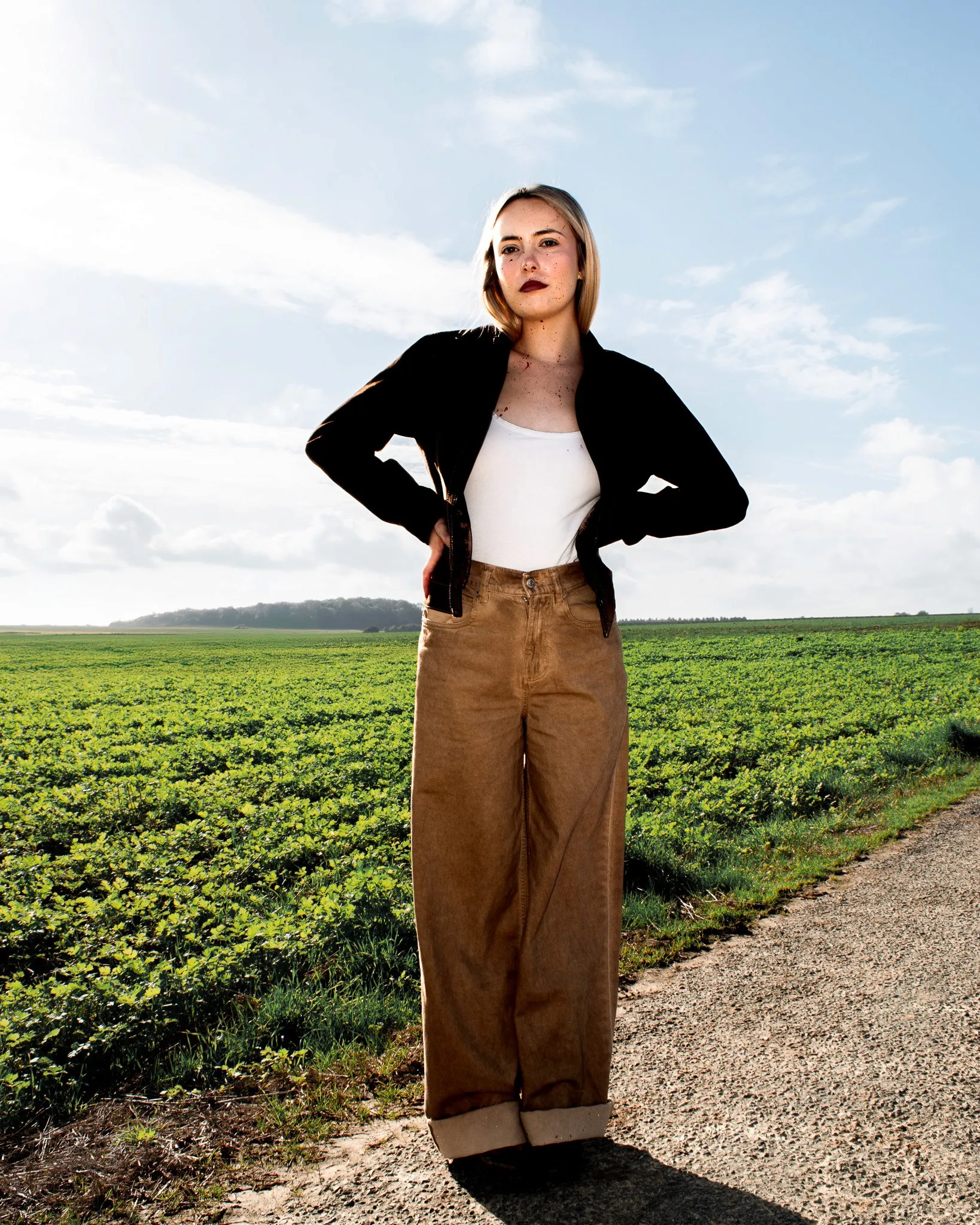 Direction artistique de mode et stylisme vestimentaire pour un éditorial photo de plein air.