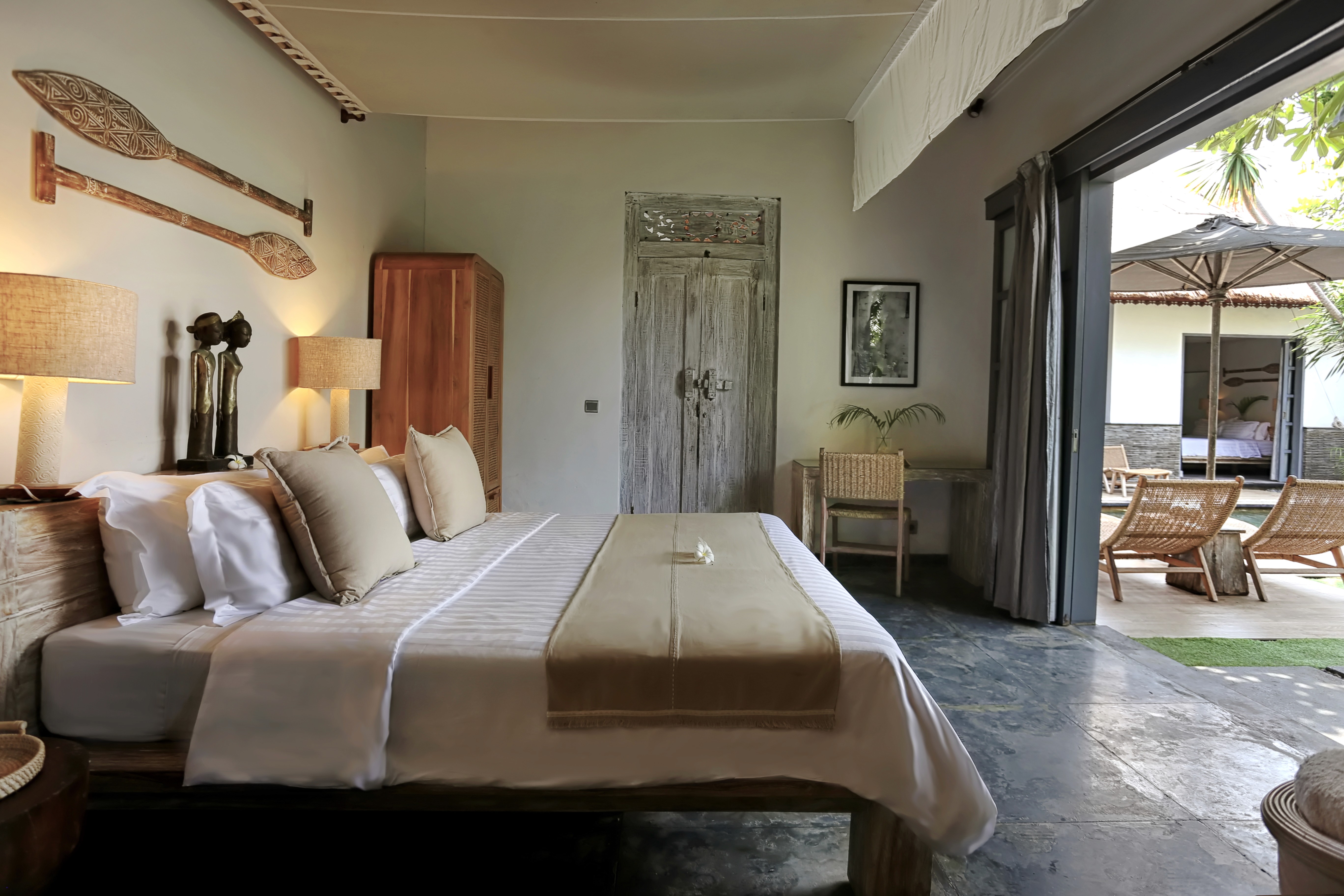 tropical-bedroom-canopy-bed-villa-indiana-kenanga-bali.