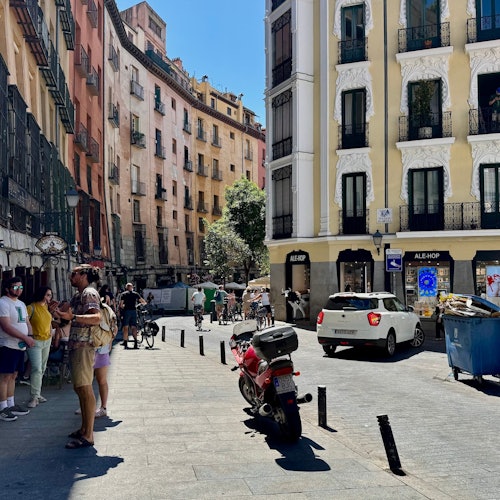 Turistički vodič objašnjava lokalnu povijest grupi posjetitelja u madridskoj četvrti La Latina.