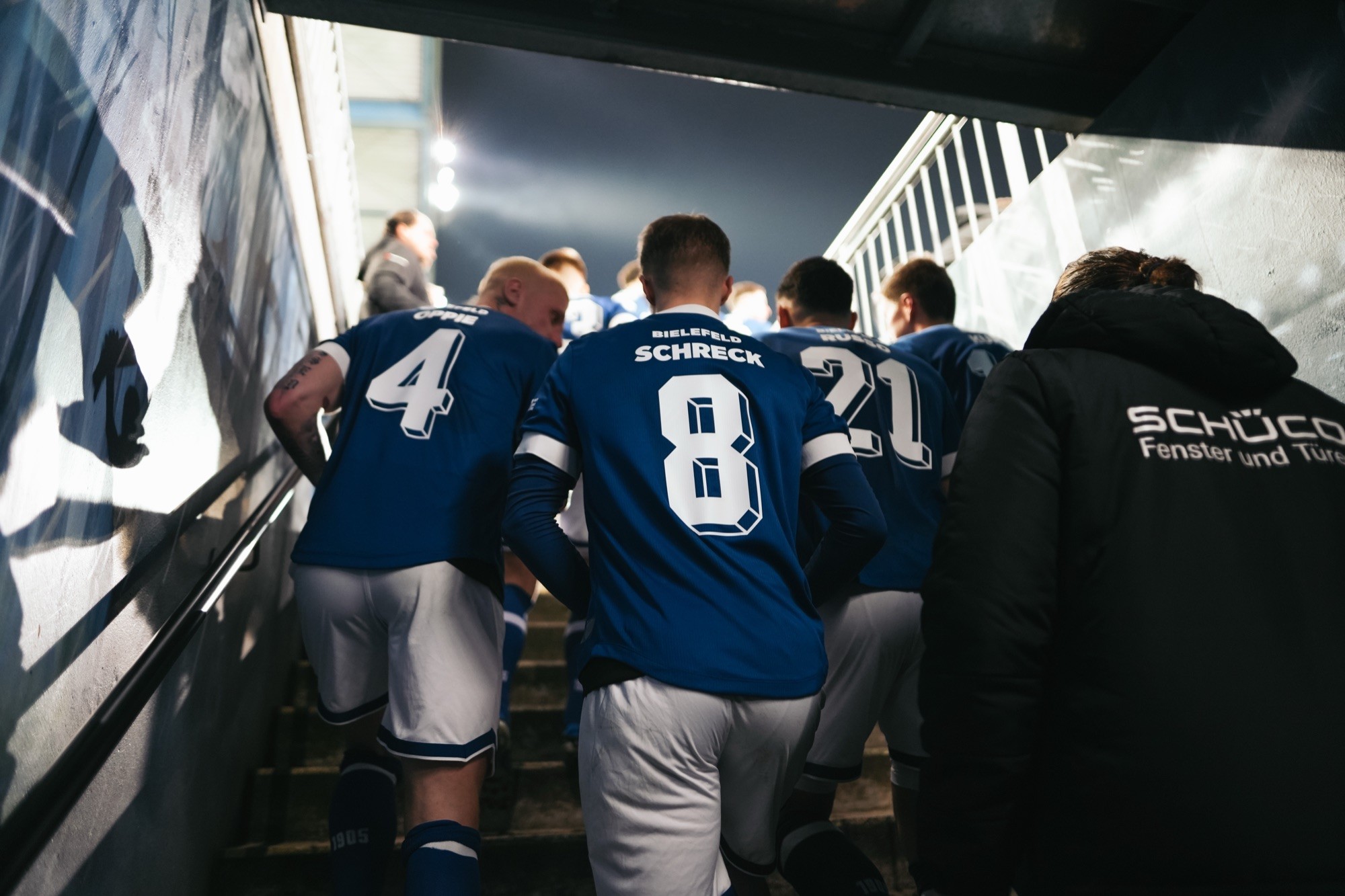 Spieler von Arminia Bielefeld im Spielertunnel vor dem Anpfiff