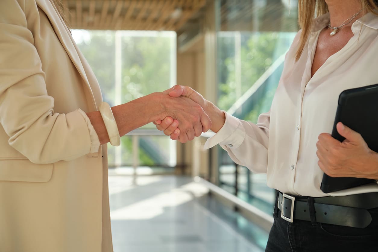 Professional handshake between a client and a relocation expert, showcasing premium white-glove assistance and property concierge services in El Maresme.