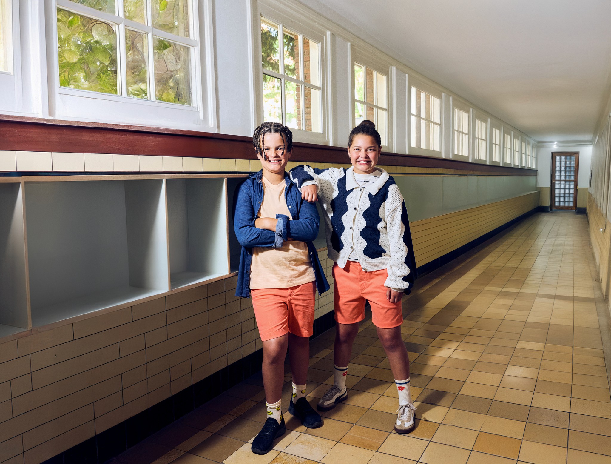Jongen en meisje in korte broek voor KiKa