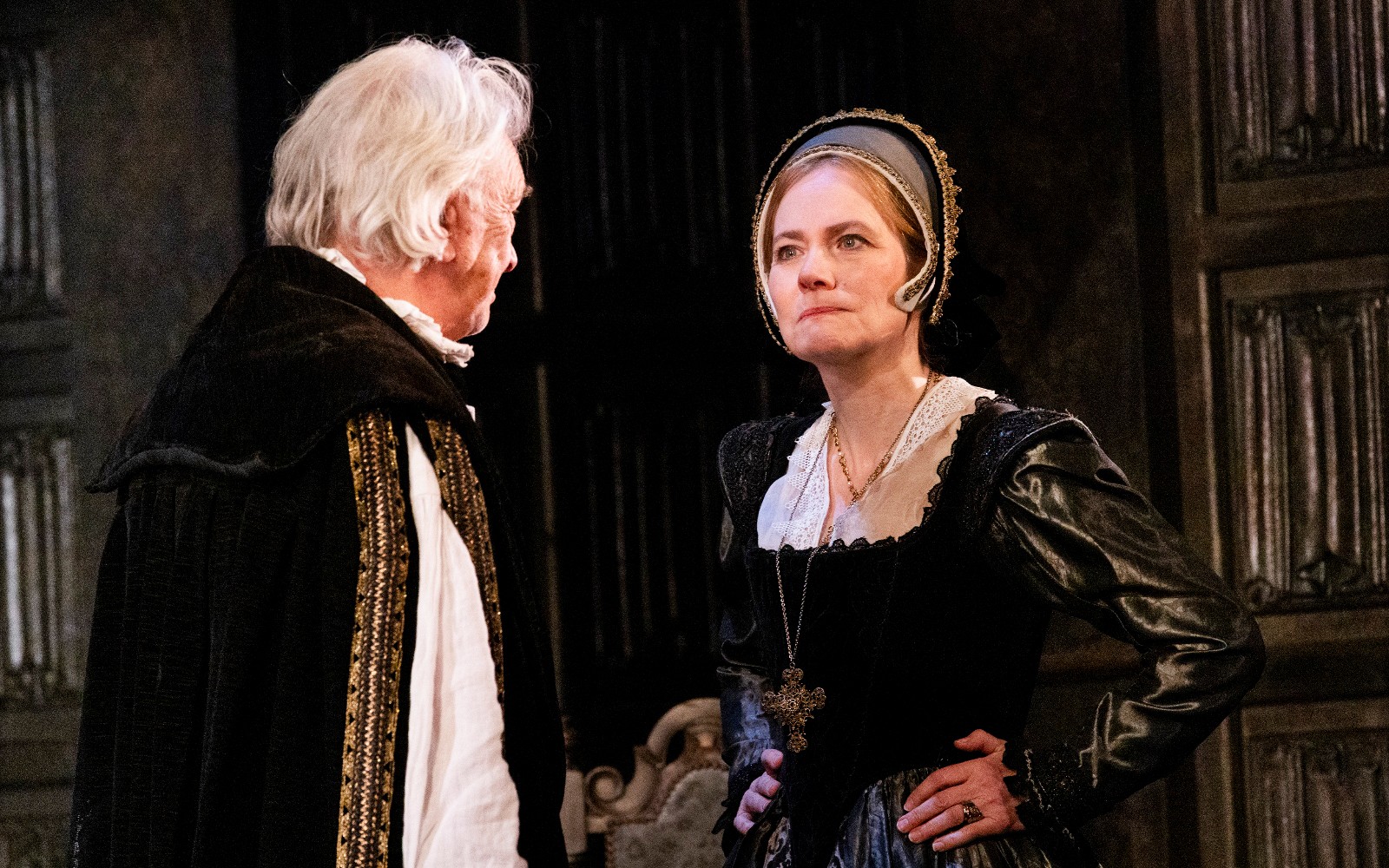 两名演员身穿古装表演《为王者而生》中的一幕。