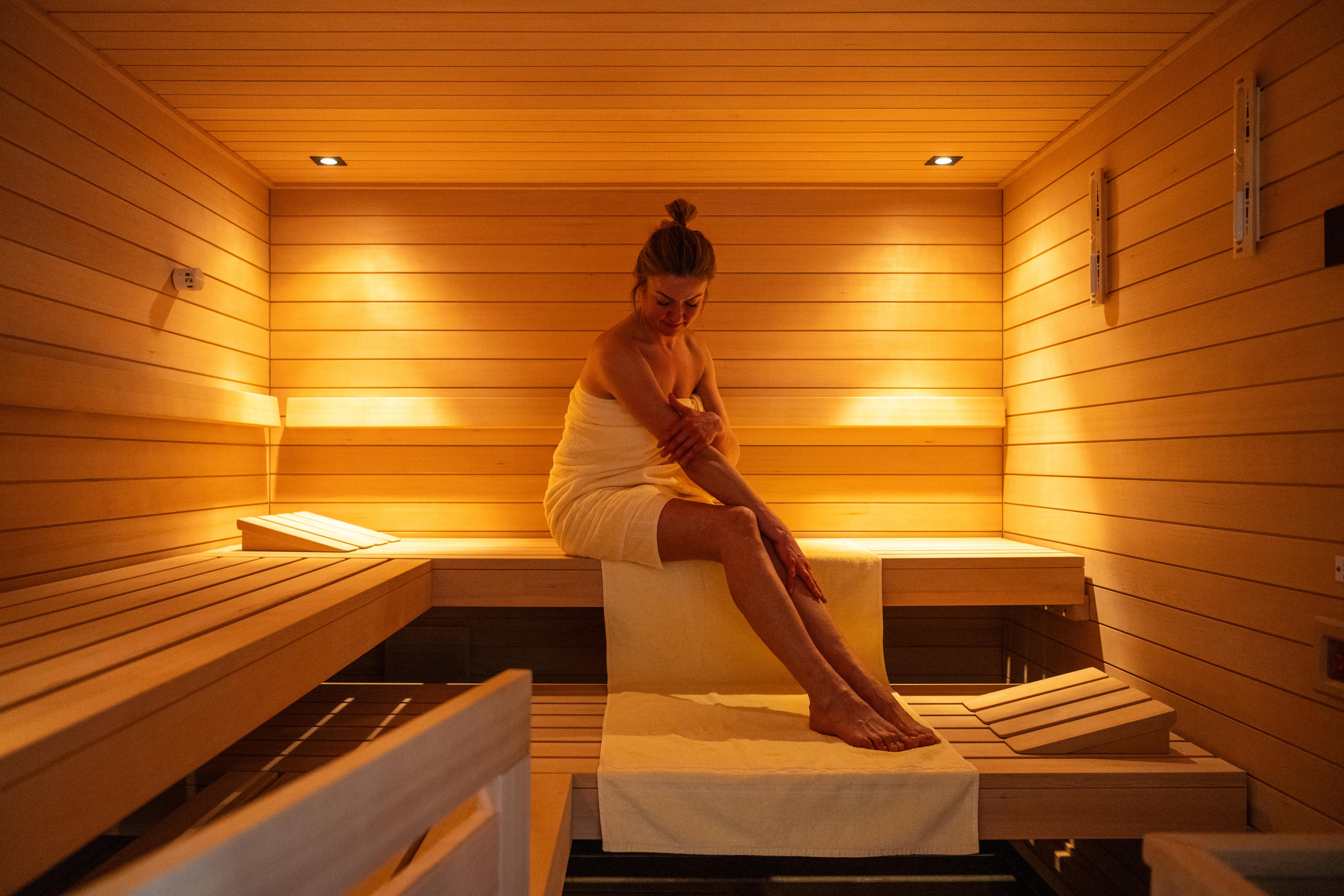 Frau in einer Sauna