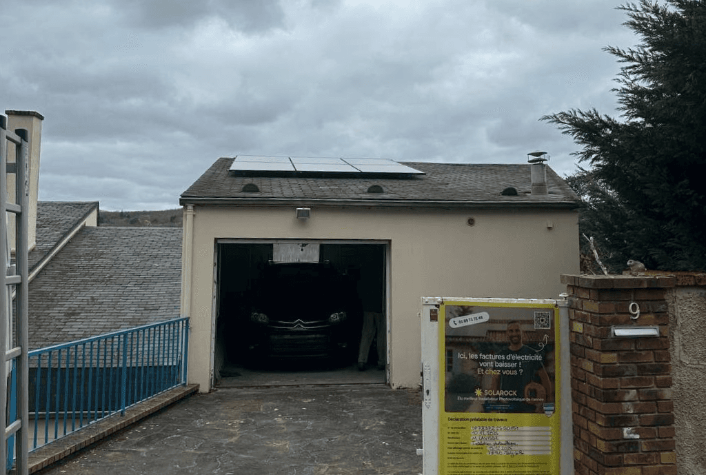 Photo d'un toit d’une maison à Marly-le-Roi en France équipée de panneaux photovoltaïques dont l'installation a été faite par Solarock.