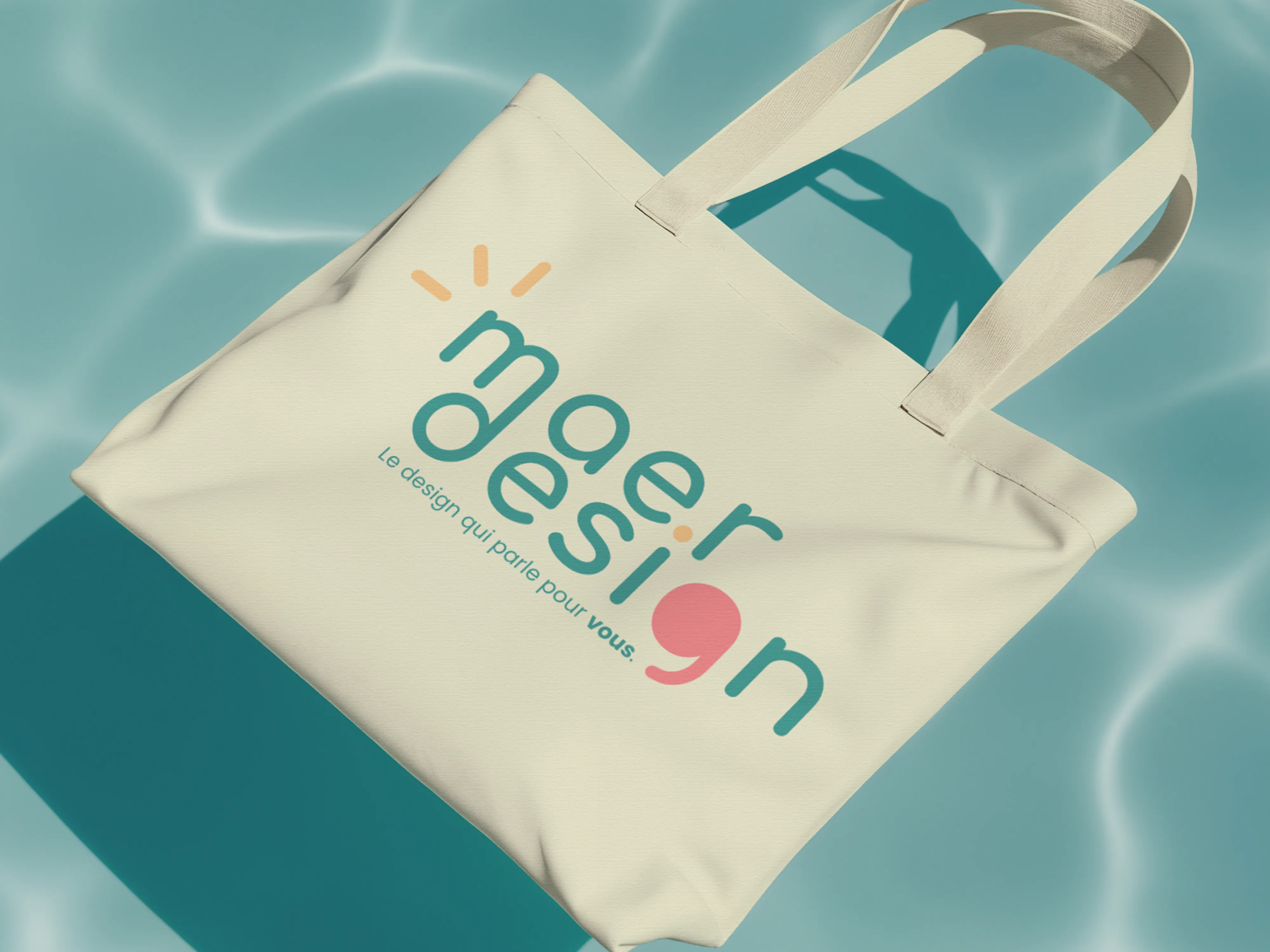 Mockup d'un tote bag sur lequel figure le logo principal de Mae R Design.