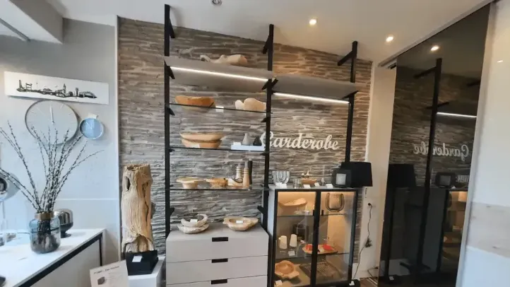 picture of our showroom, presenting different materials, colors and styles in general for our customers.
