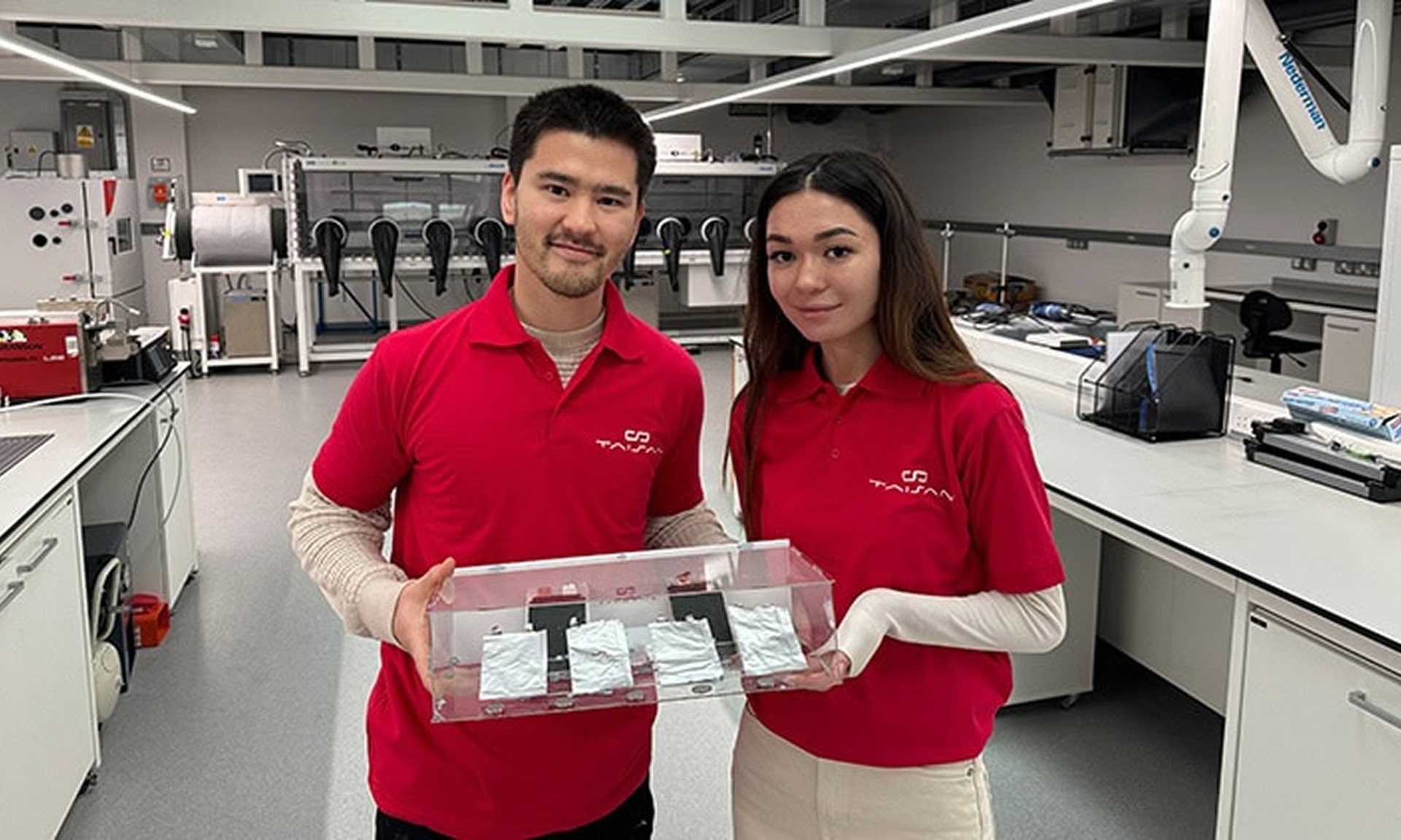 A photo of TaiSan team members hodling an array of battery cells