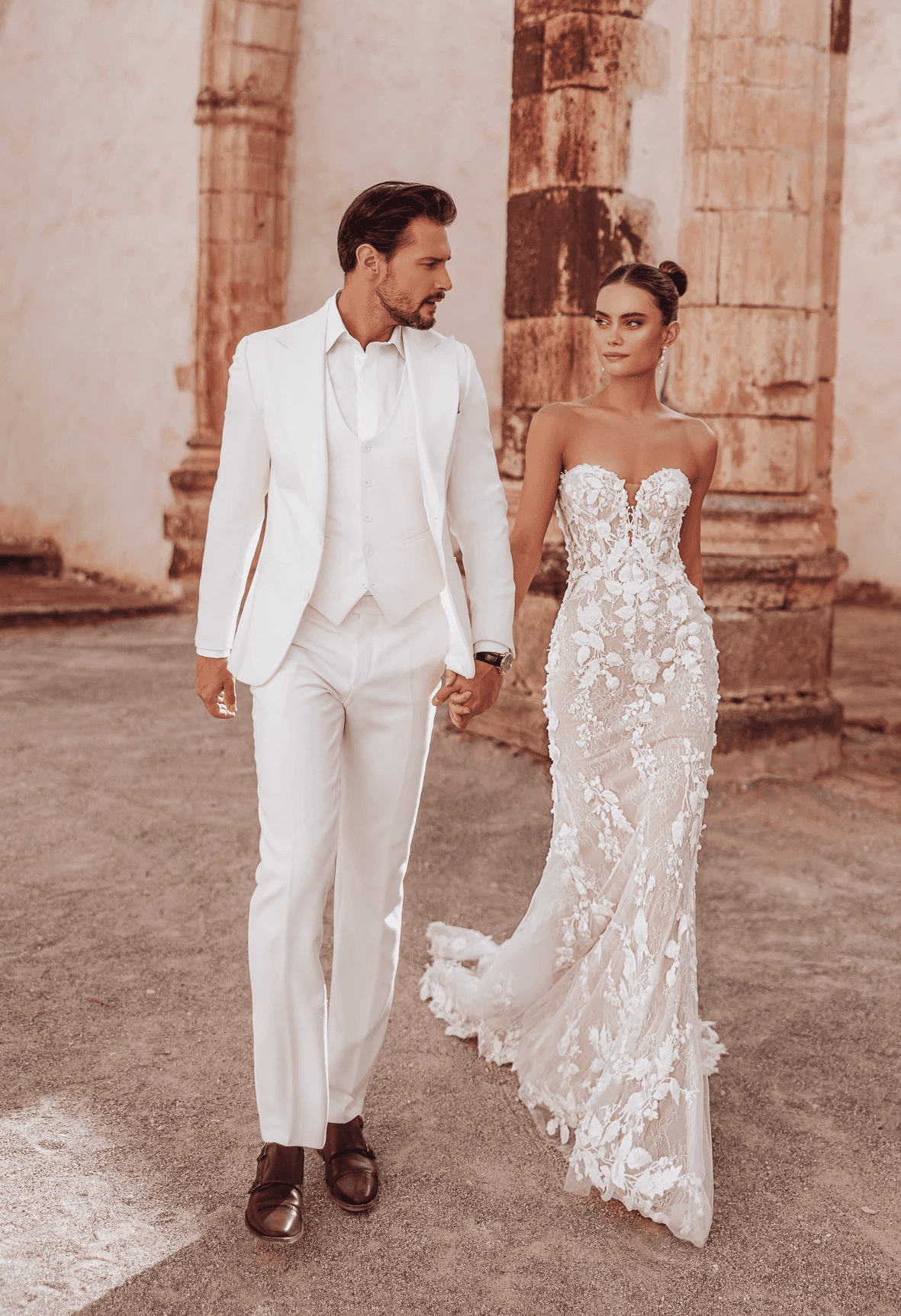 Brautkleid Sarifa mit Corsage und figurbetontem Schnitt von Dama Couture