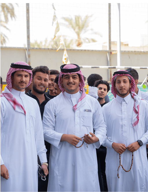 طلاب يرتدون زي ديني