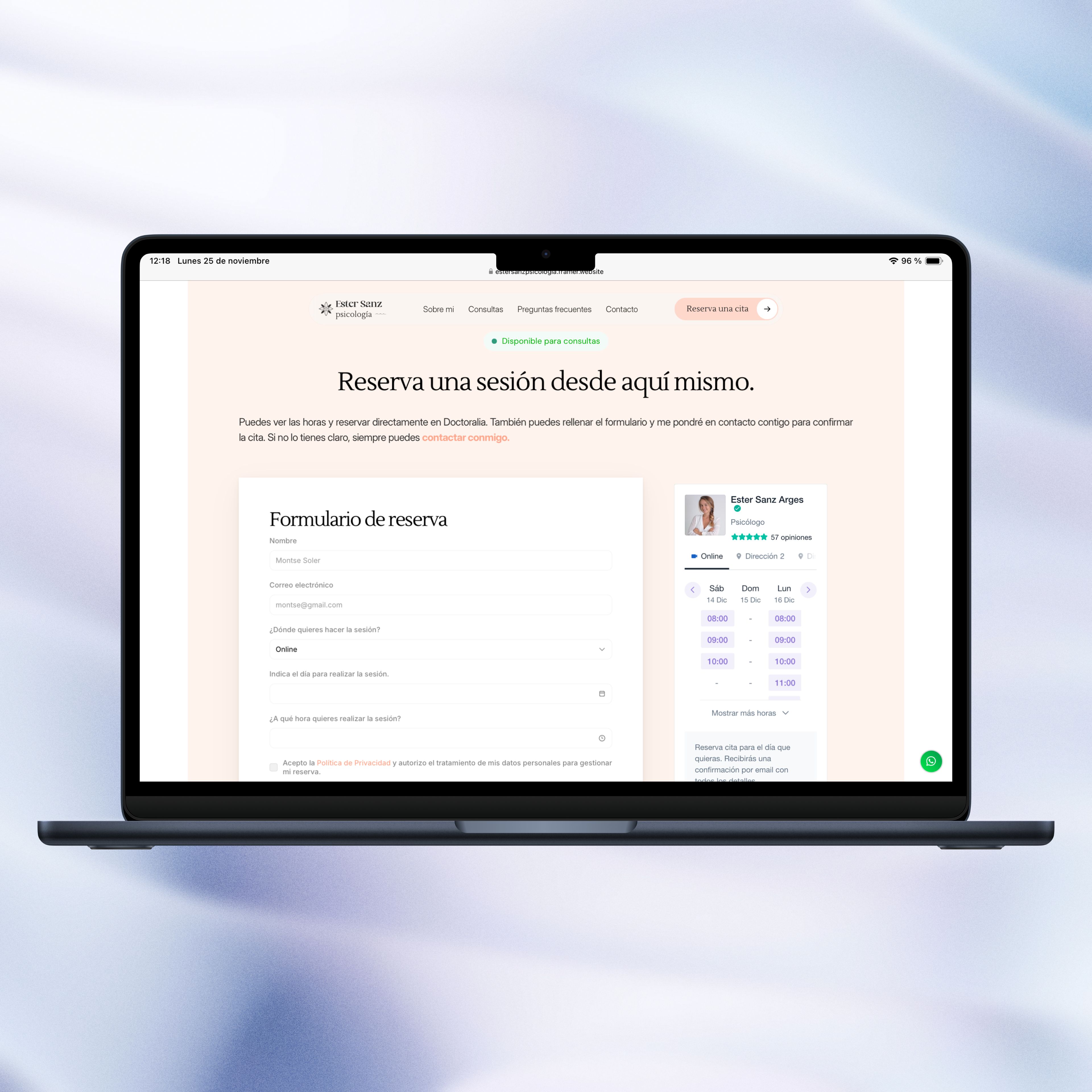 Laptop muestra página web psicologa sección reserva una sesión