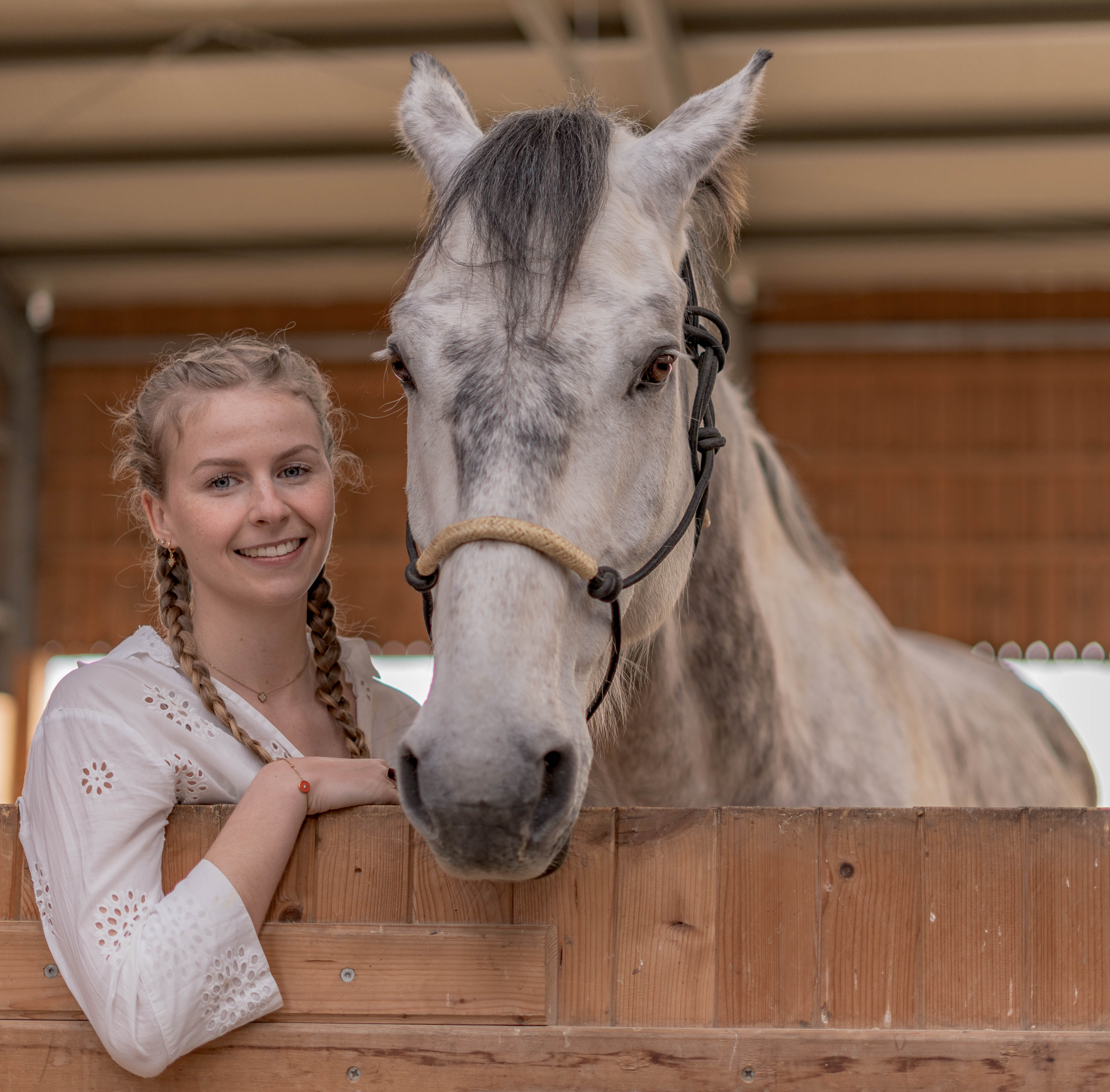 portrait femme souriante avec cheval dans cirque