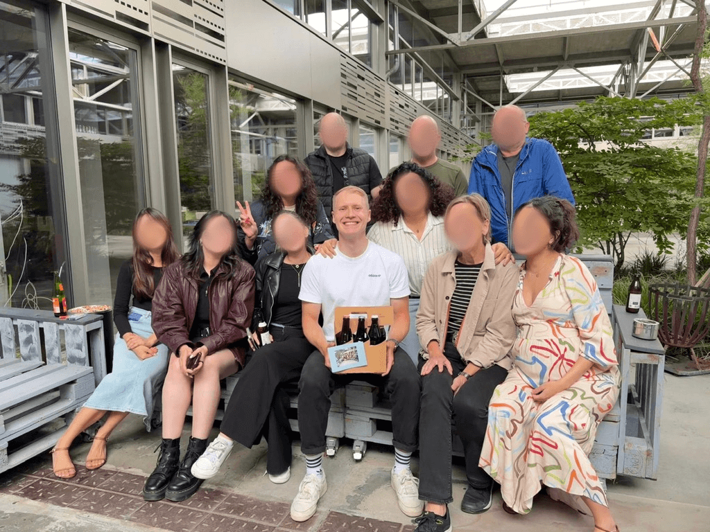 Zufriedene Mitarbeiter eines Unternehmens