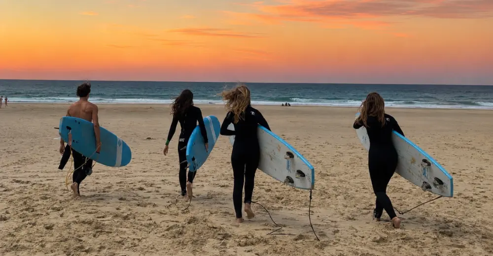 Étudiants participant à un cours de surf sur une plage en Australie pendant leur immersion scolaire.