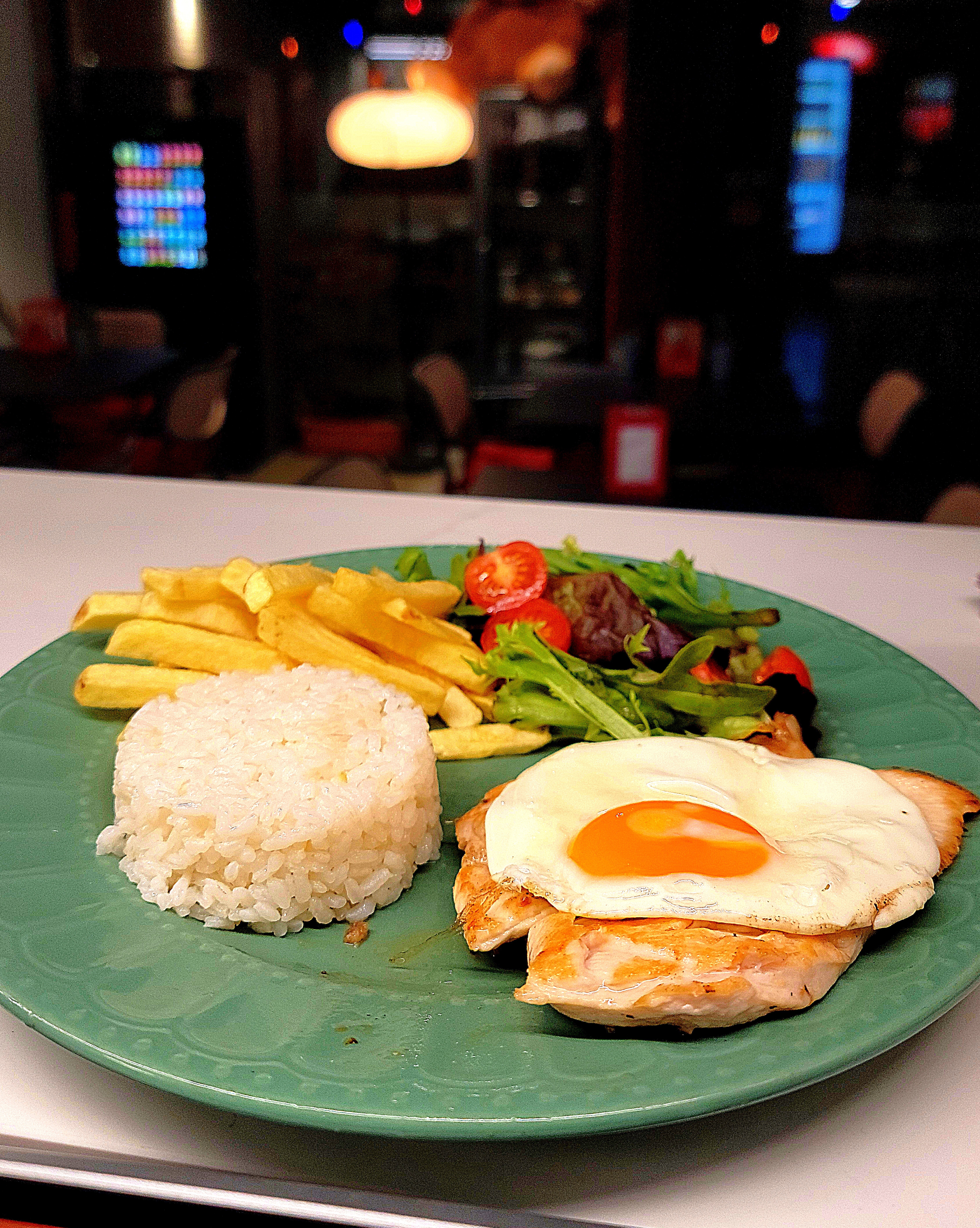 Chicken fillets plate served at Boteco do Mercado restaurant on the Camino de Santiago