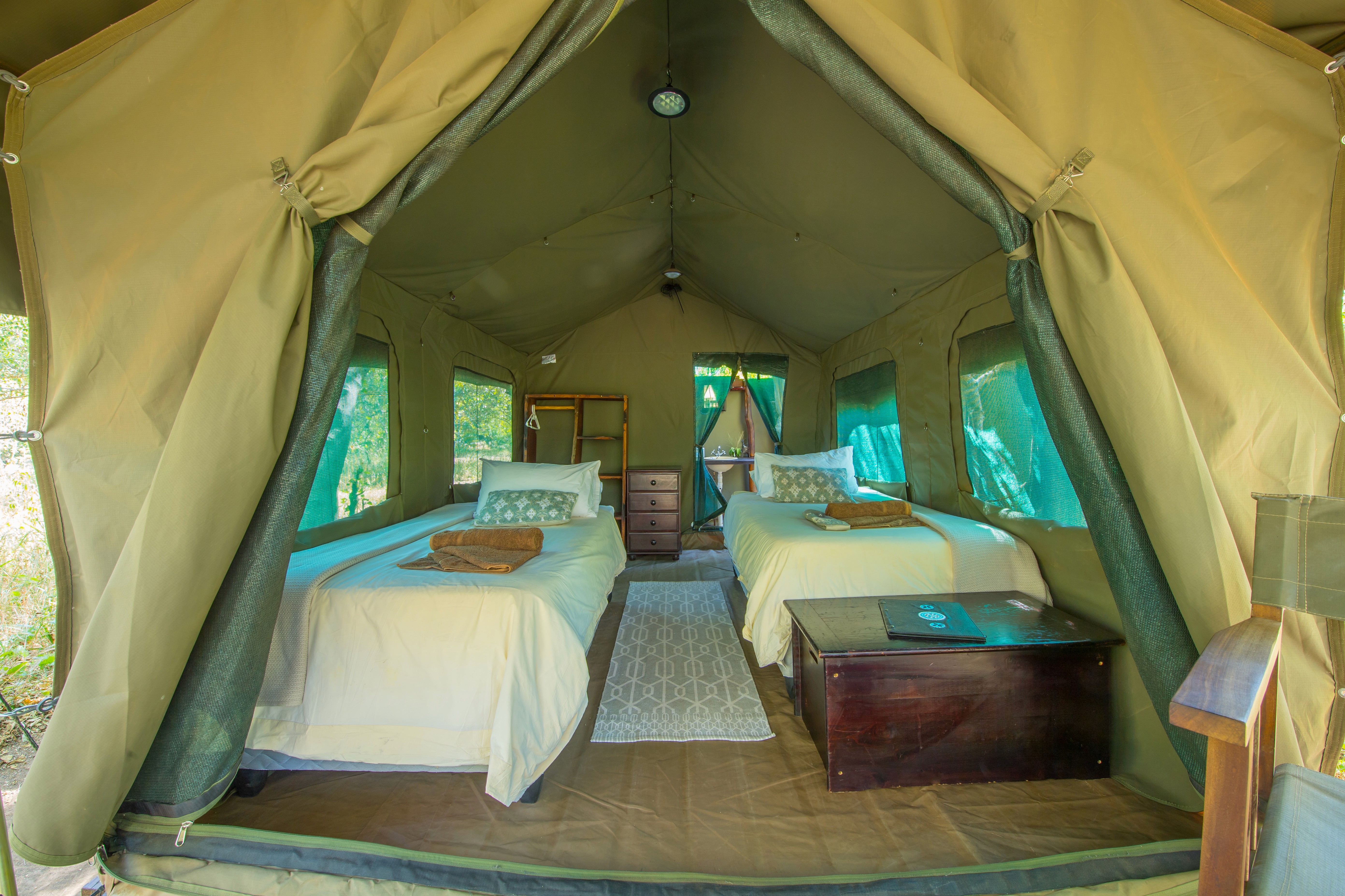 African Explorer, Botswana. Rymliga tält med två separata sängar och öppen design mot naturen – enkel komfort i hjärtat av Botswanas vildmark.