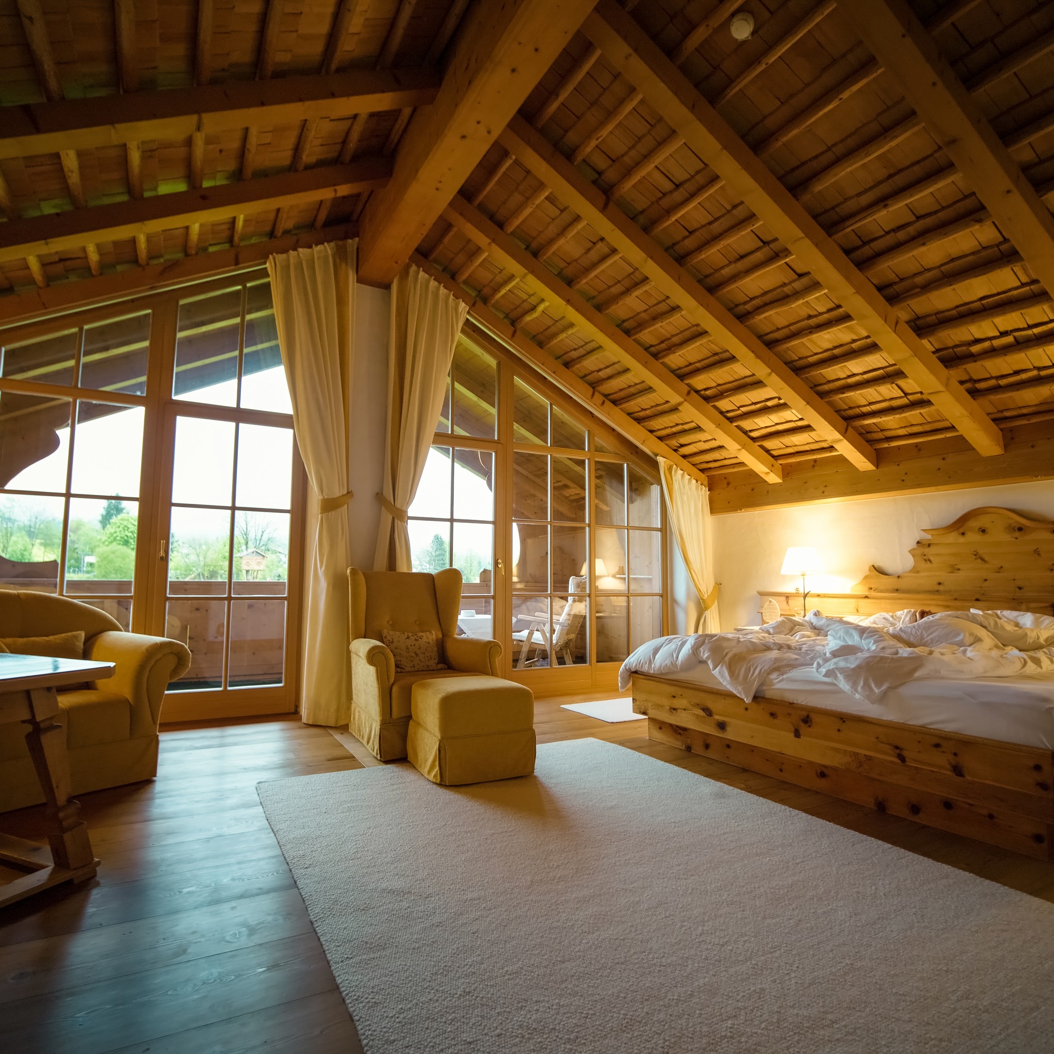 Puidust majas olev magamistuba.