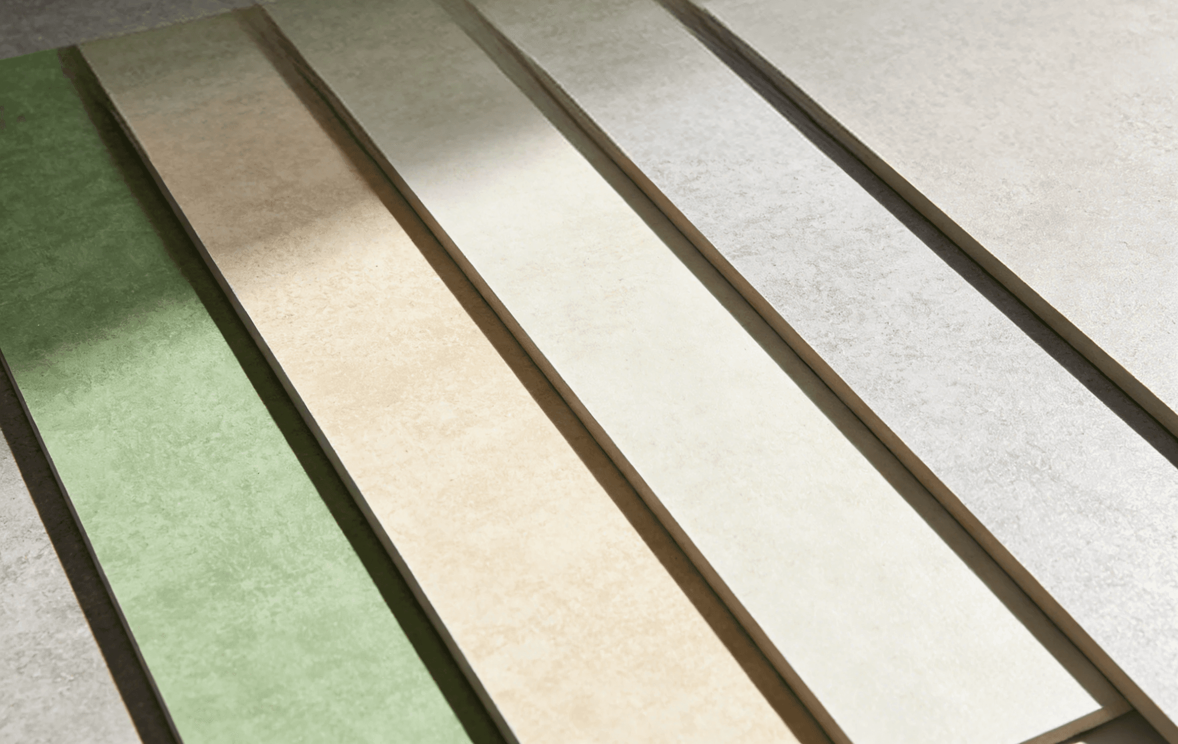 橡木色實木地板安裝工程，展示木地板鎖扣拼接及防潮底層鋪設，專業家居裝修地板工程。