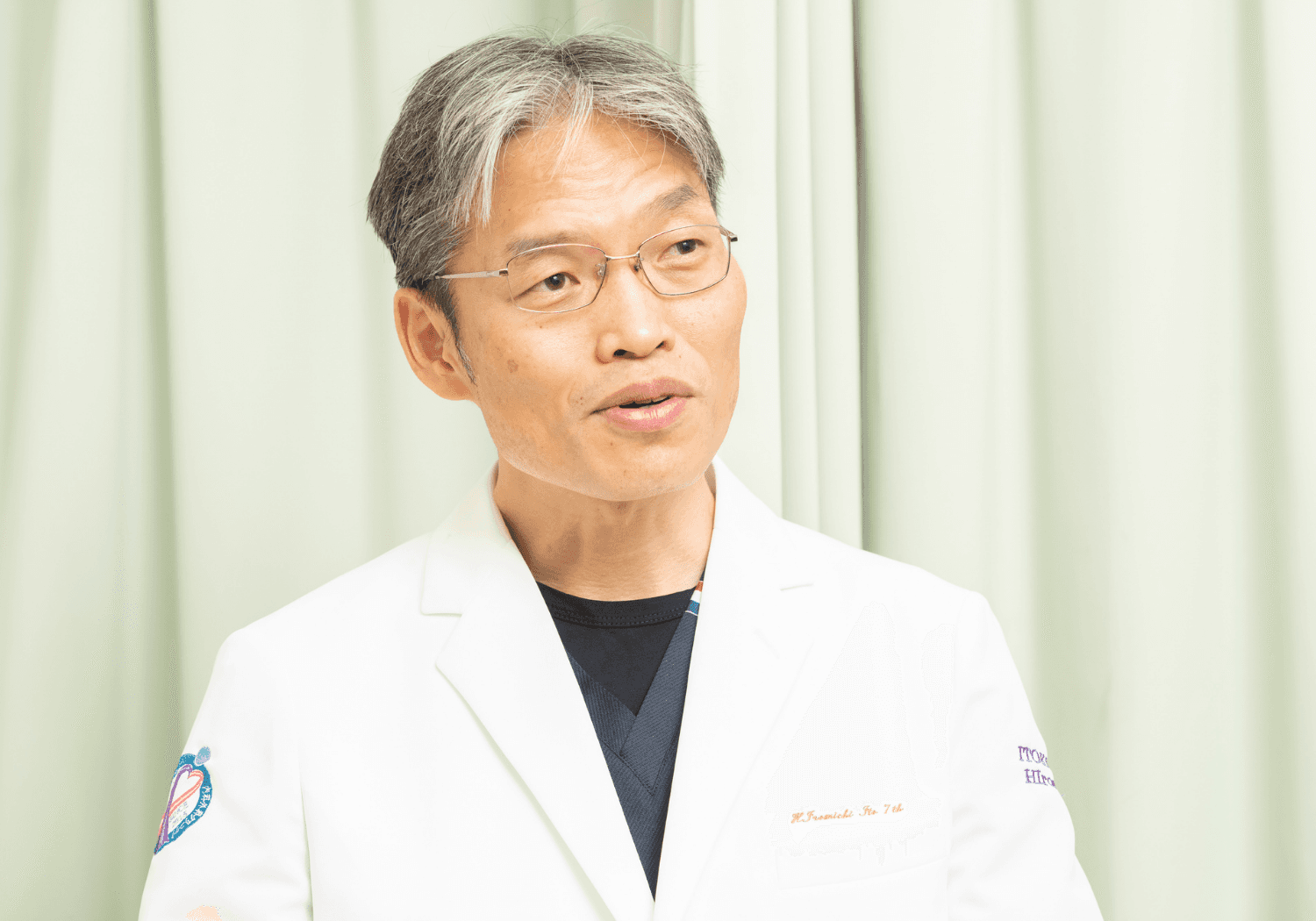 診察室でお話しする伊藤博道先生