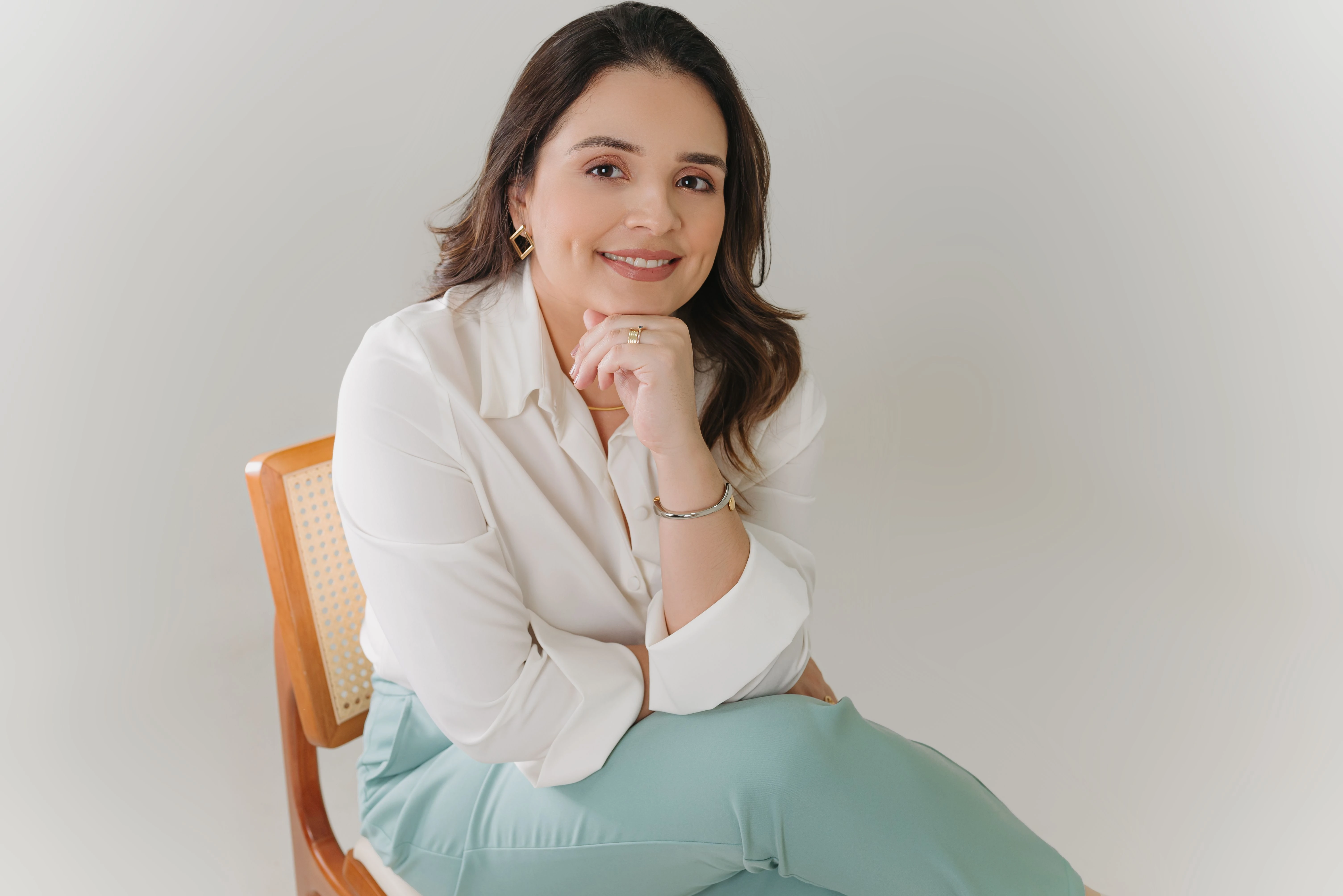 Dra. Viviane Batista, cardiologista, sorrindo em foto de perfil profissional.