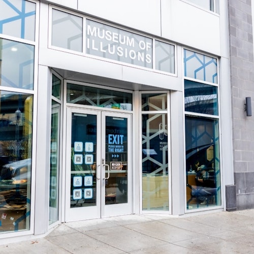 通往幻觉博物馆的入口配有玻璃门，窗户上装饰着几何蓝色图案。