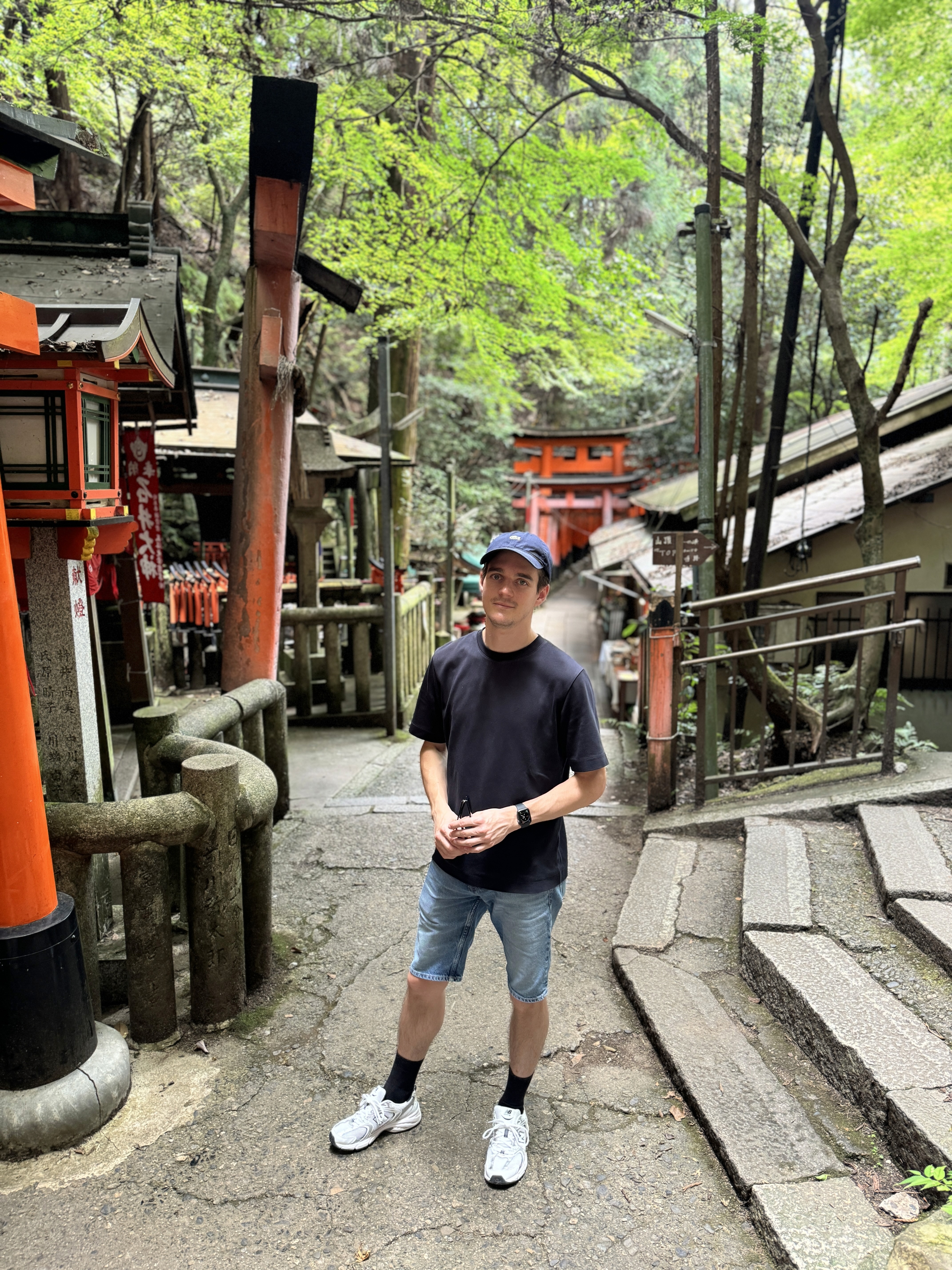 Jef in Kyoto met heiligdommen op de achtergrond.
