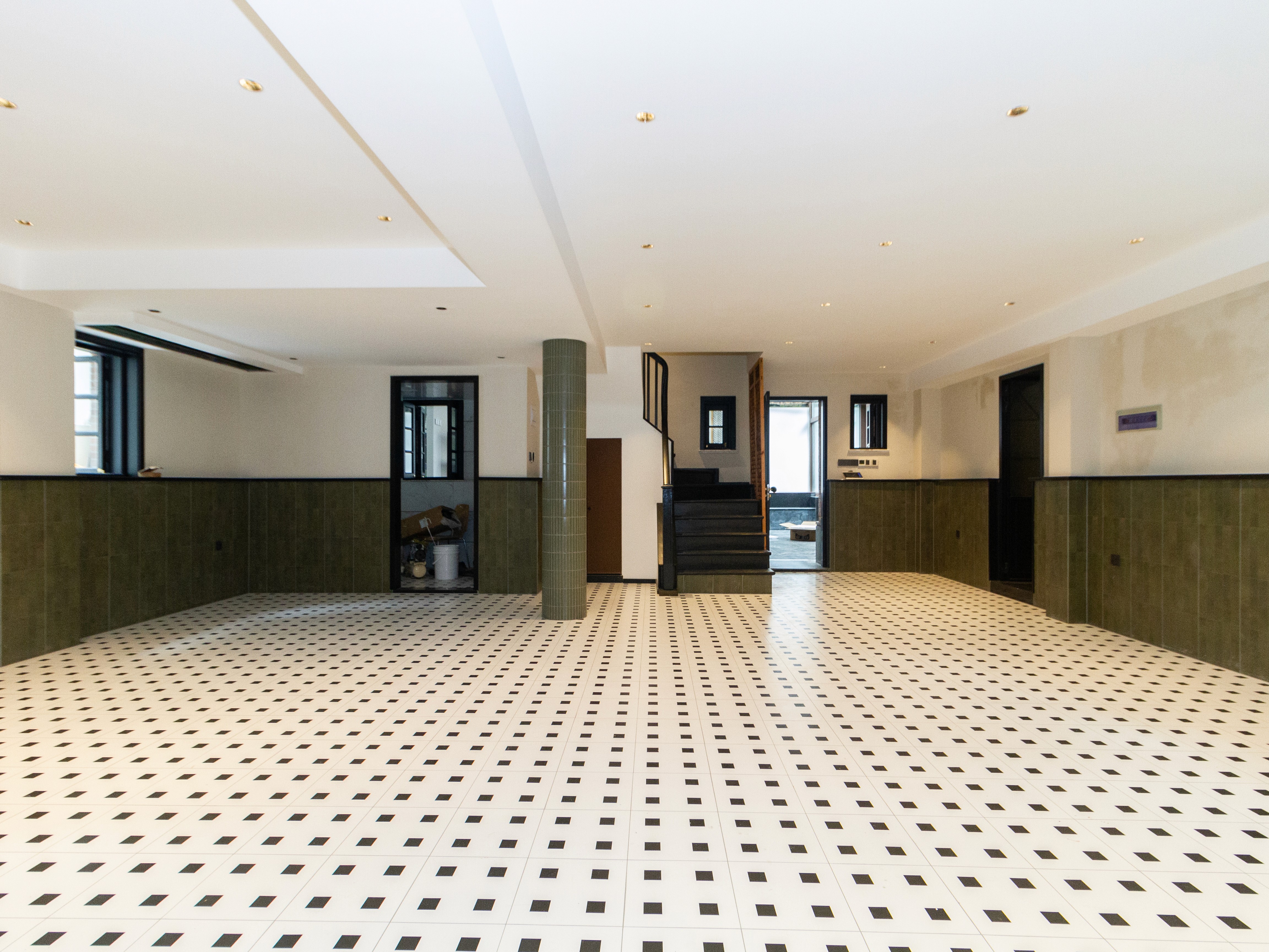 香港辦公室木地板工程,走廊裝修採用工業風設計配搭黑框玻璃隔間,適合寫字樓打造時尚簡約商業空間。