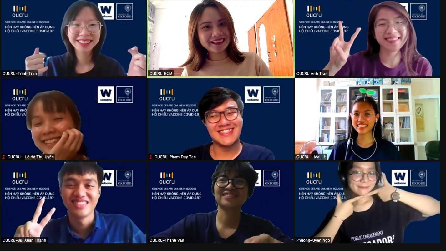 Ảnh 2. Mentor Phương Uyên host chương trình Tranh biện Khoa học (người thứ 9, góc dưới cùng, bên phải)