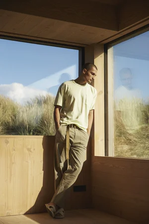 Dans le lookbook de la marque Danoise Another Aspect, le mannequin porte un costume gris et une chemise blanche