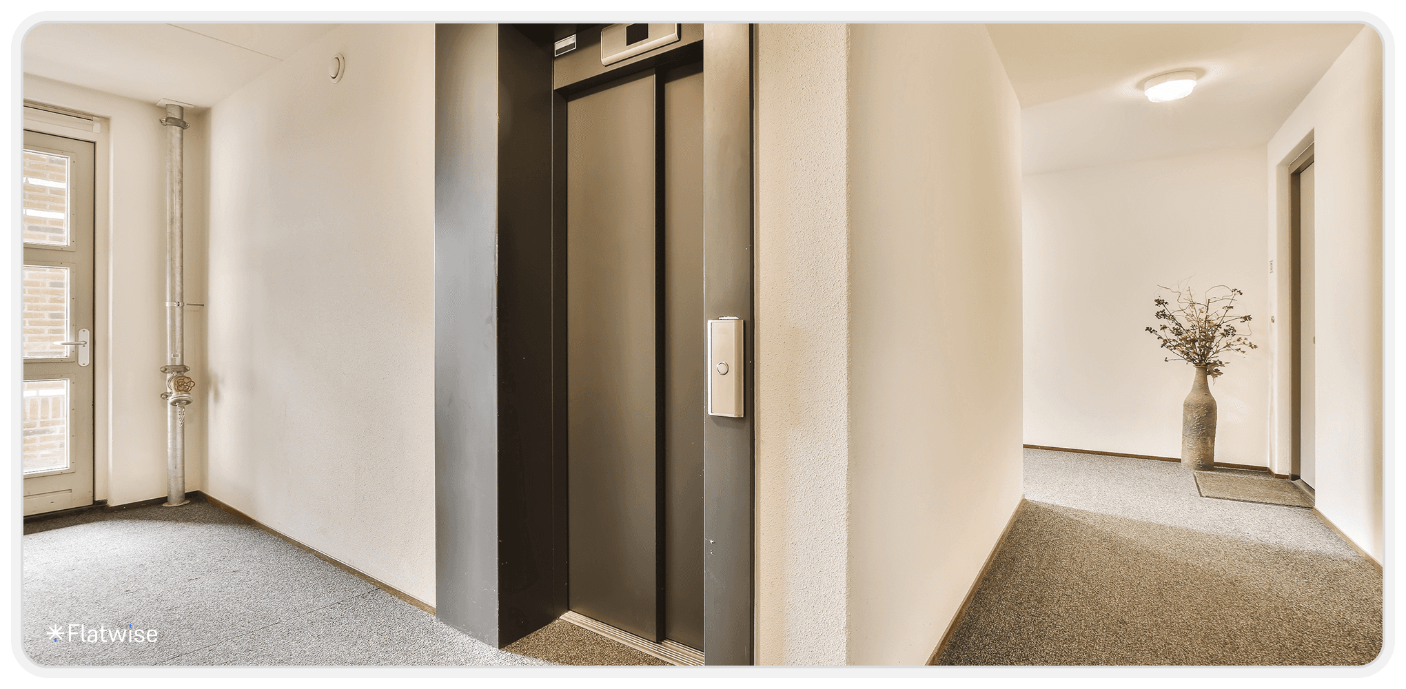 Ein Korridor mit einem Lift in der Mitte.