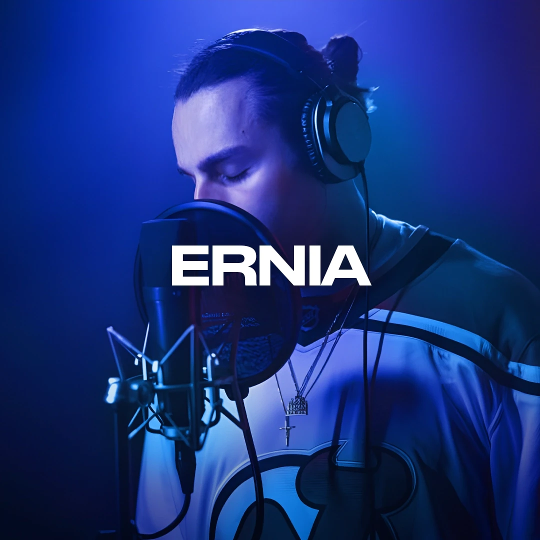 Ernia in studio di registrazione con cuffie.