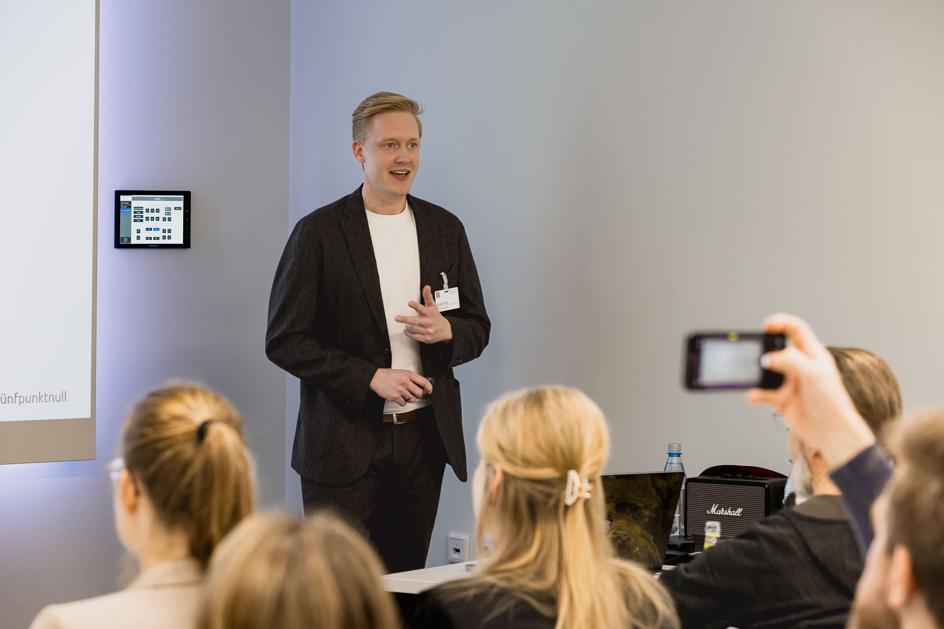 User-Research-Interview bei Fünfpunktnull: Julia Thum befragt einen Probanden zu Produktanforderungen und Nutzerbedürfnissen