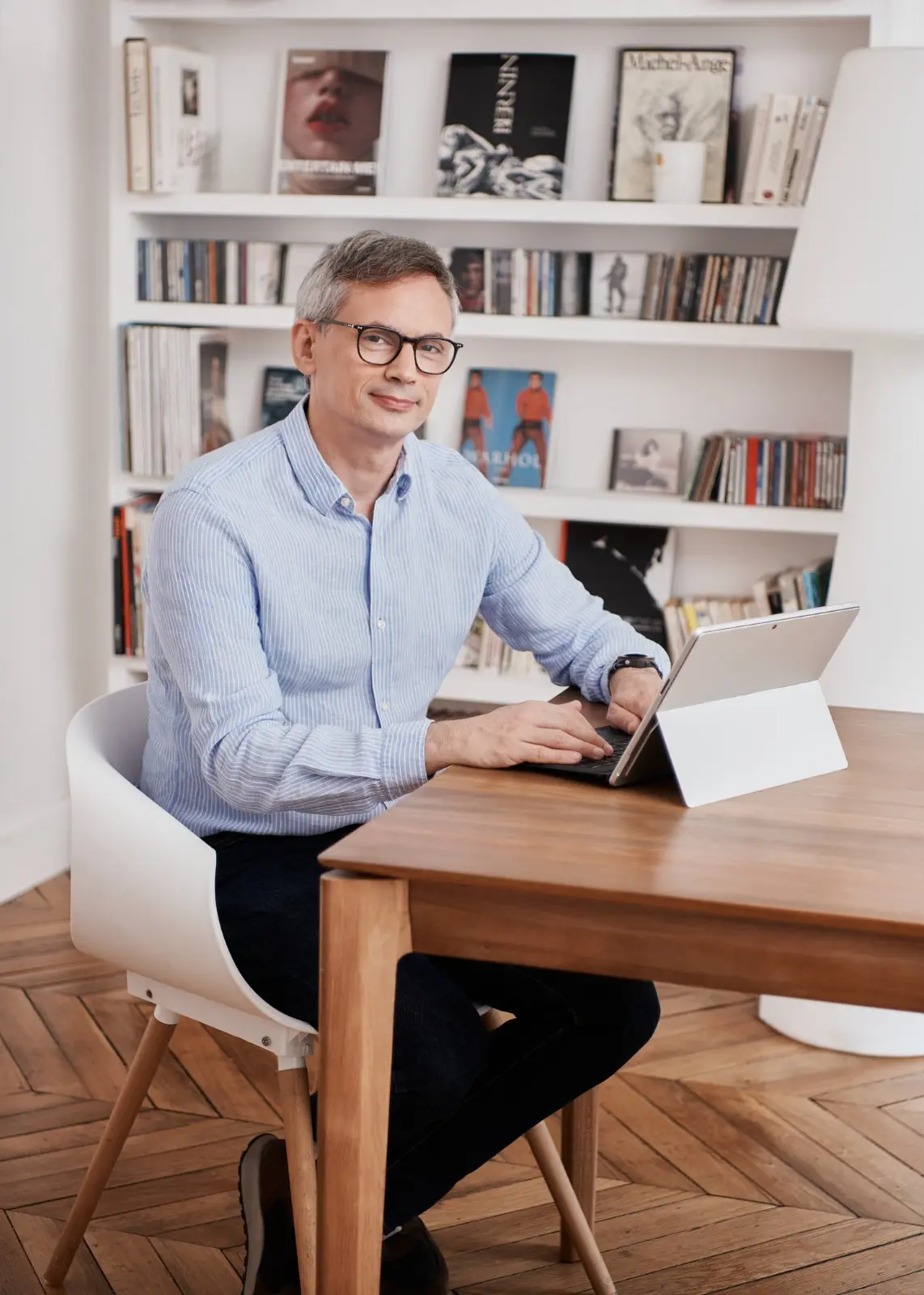 Sébastien Dias in a library
