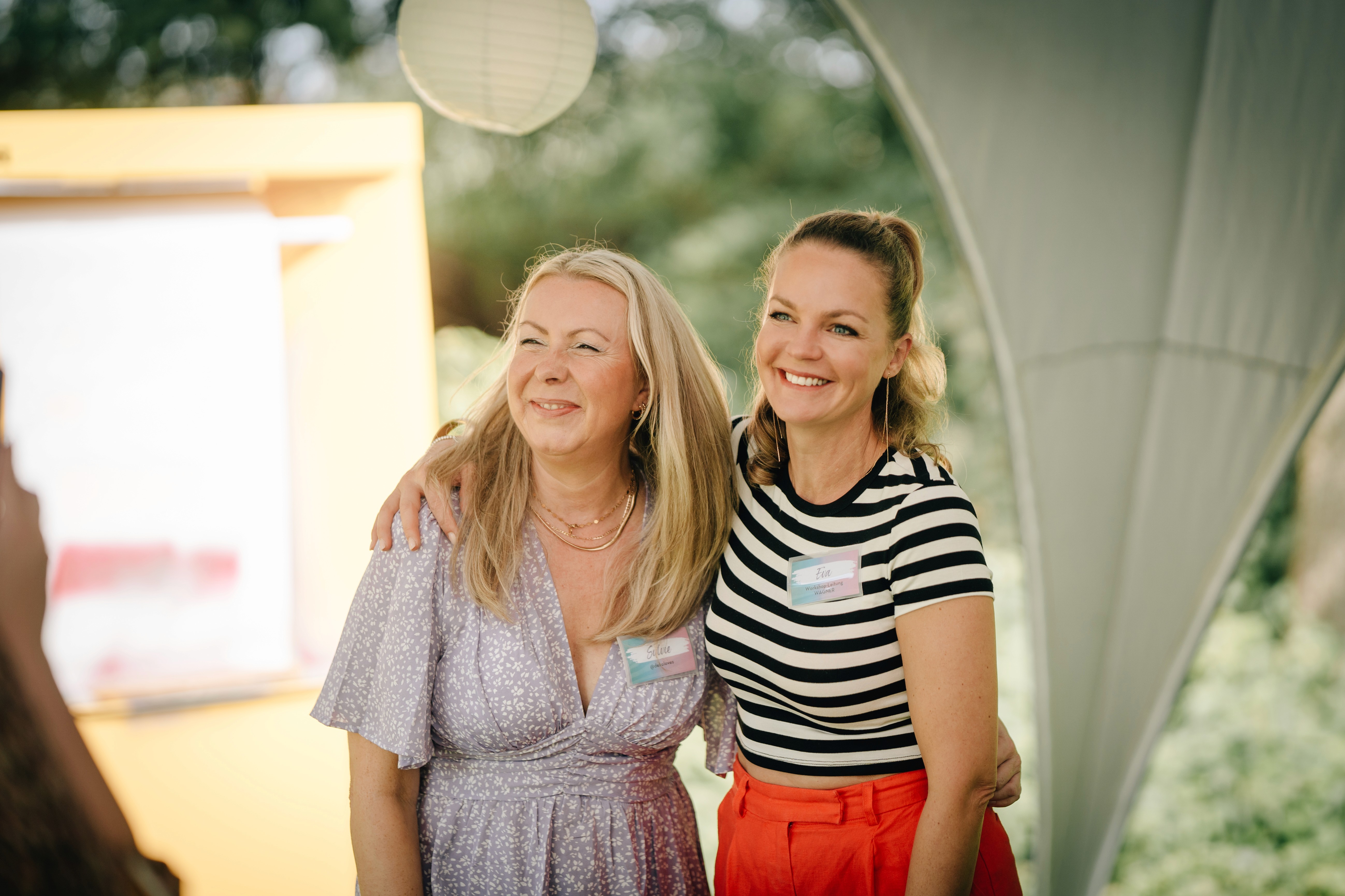 Zwei Creator umarmen sich herzlich beim Creator Event GHBA & Friends.