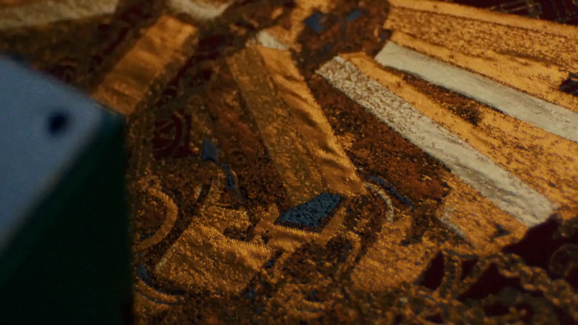 Ai Weiwei About Silk para Rubelli: primer fotograma de contenido multimedia que muestra detalle de material textil iluminado de forma suave.