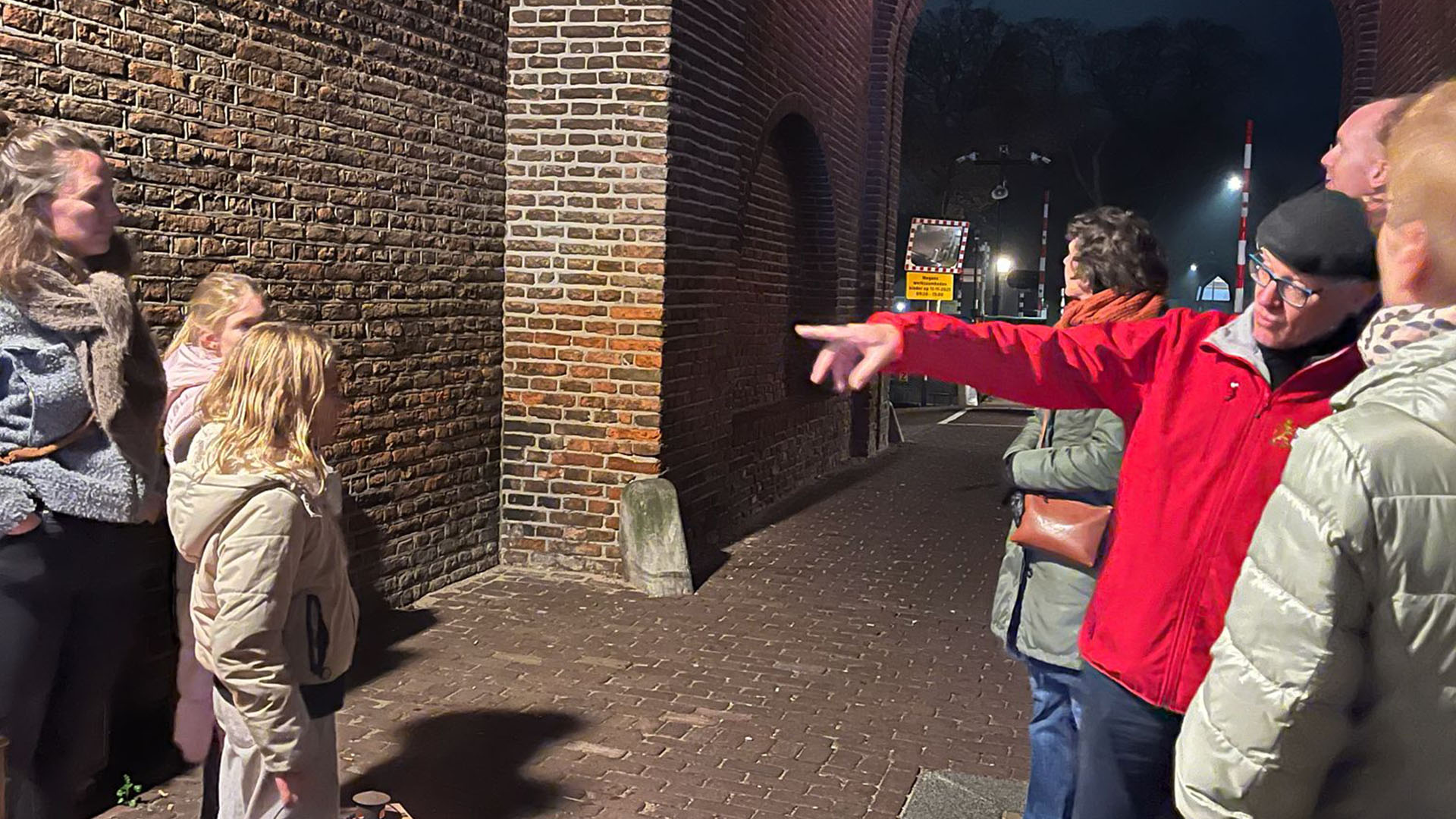 Stadswandeling in het donker Peter Versloot vertelt onder de IJsselpoort - Oud Montfoort
