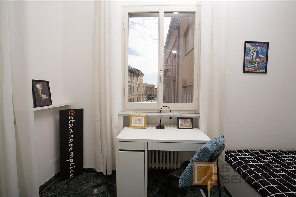 Stanza di 13 mq in Via D'AUGUSTO, Rimini