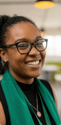 Portrait de Maëlys, étudiante en Bachelor Commerce International à l'ICEA Martinique, témoignant de son semestre à Montréal et de l'ouverture sur le monde sans déracinement.