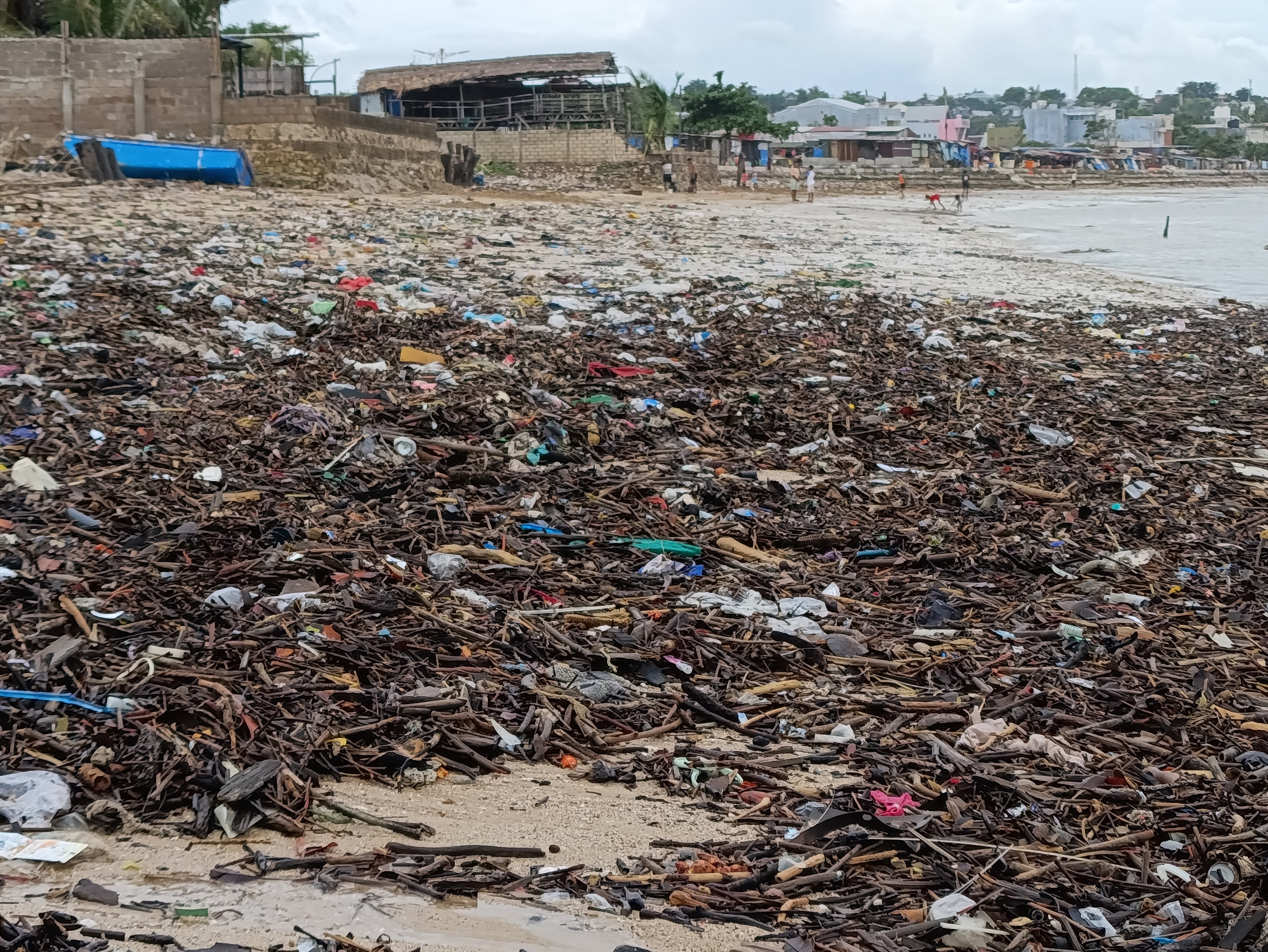 Gede Ngurah Oka Perdana melakukan kegiatan coding