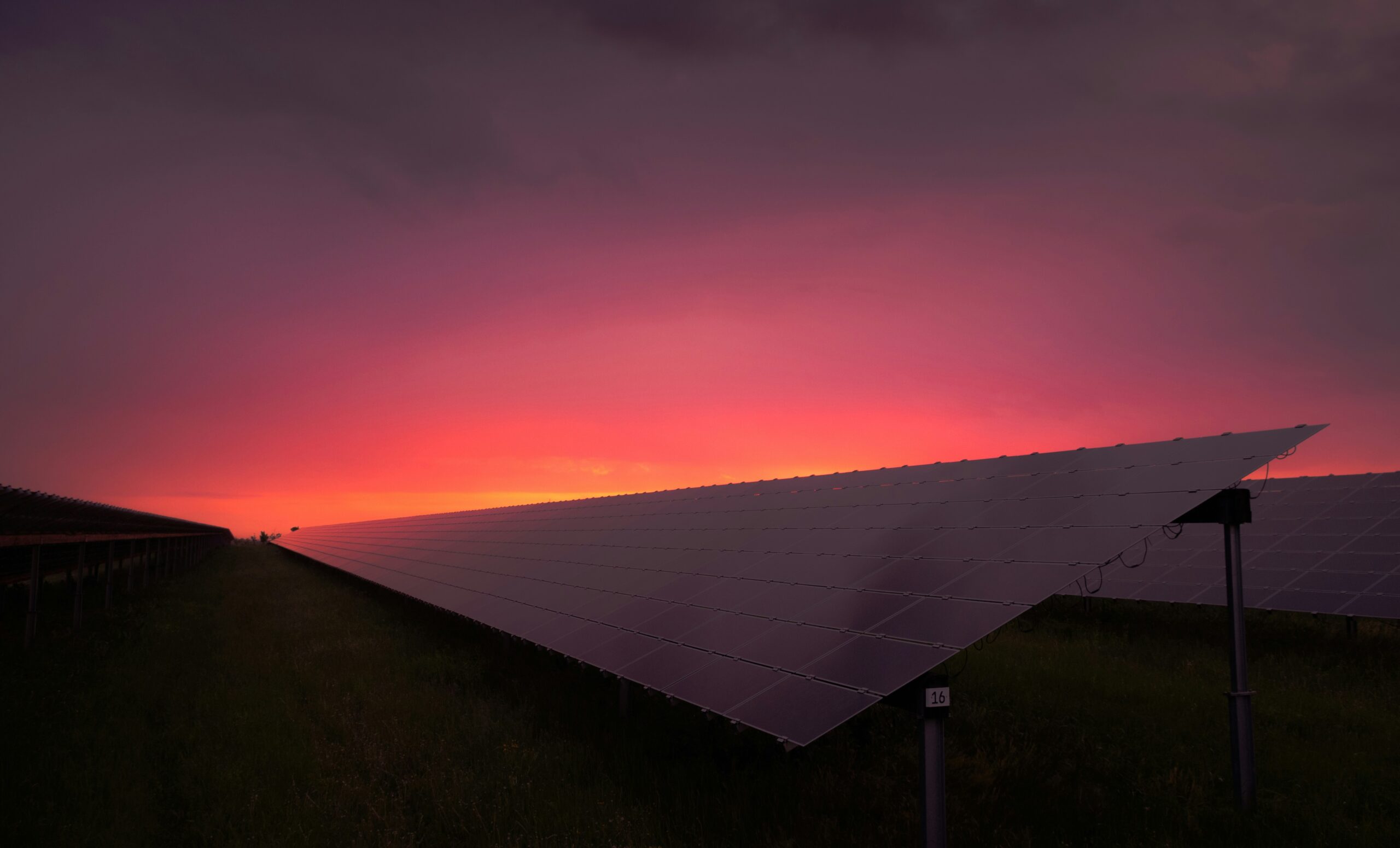 Solarmodule vor Sonnenuntergang als Symbol für Sunglow Energy Mallorca