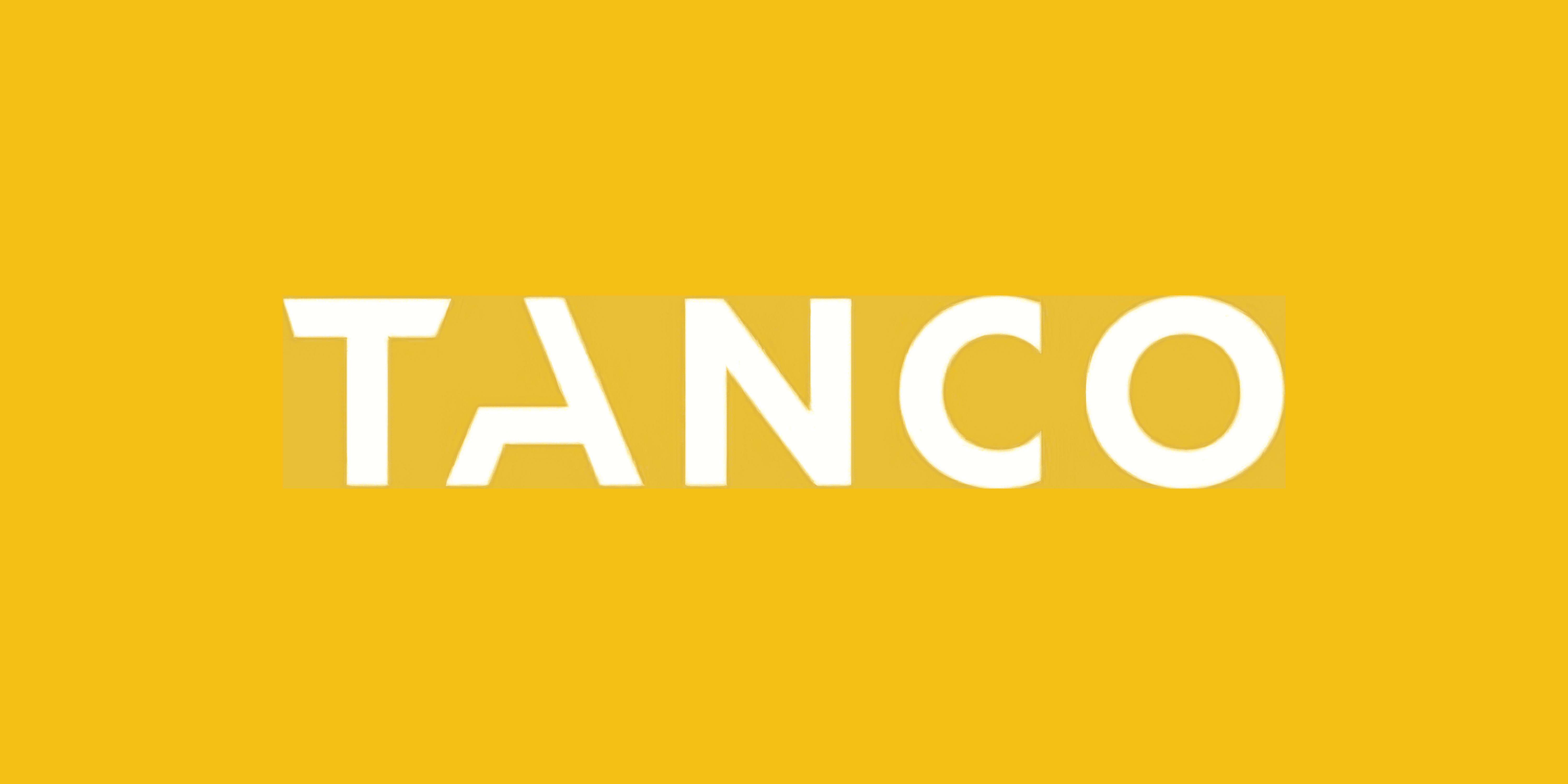 Biele logo značky Tanco na žltom pozadí. Spoločnosť Merkanta dodáva špičkové obaľovačky balíkov a manipulačnú poľnohospodársku techniku od tohto overeného výrobcu.