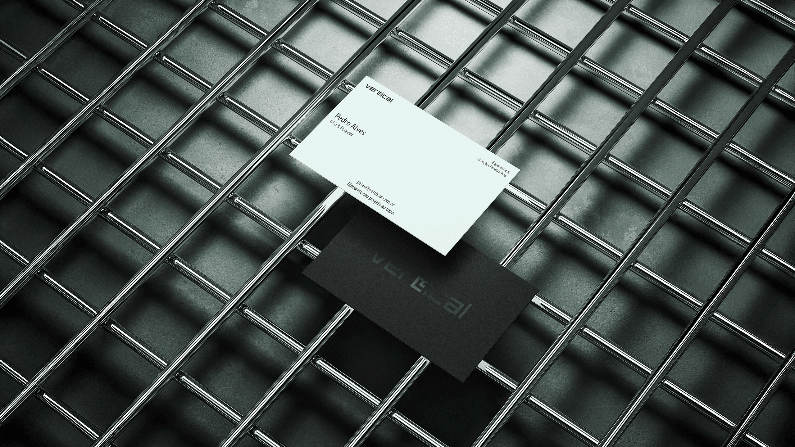 um cardápio de um estabelecimento alimentício, acompanhando de um copo e um ramo sobre uma mesa.