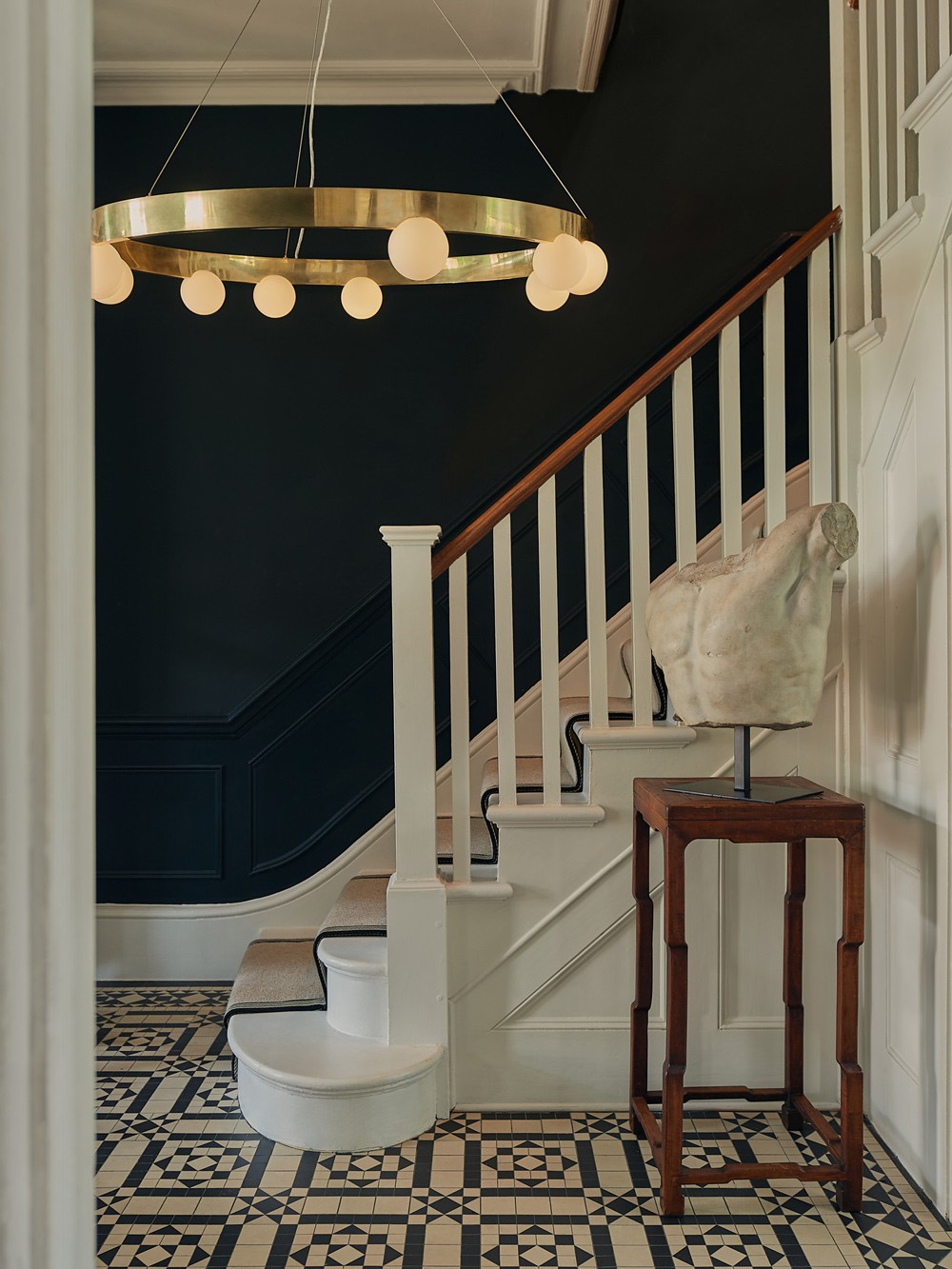 Cami chandelier hallway – brass ring with frosted glass globes for soft ambient lighting
