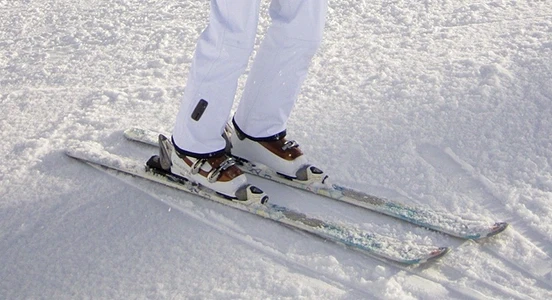 Paire de skis blancs