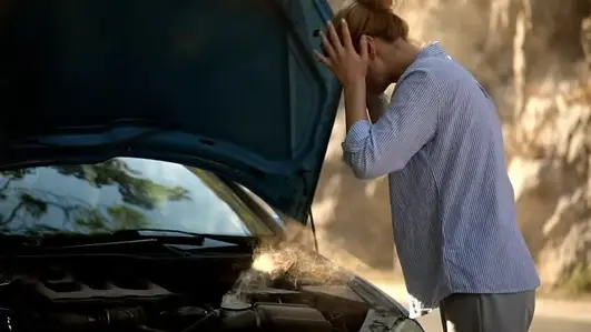 Personne qui a un probléme sur sa voiture 