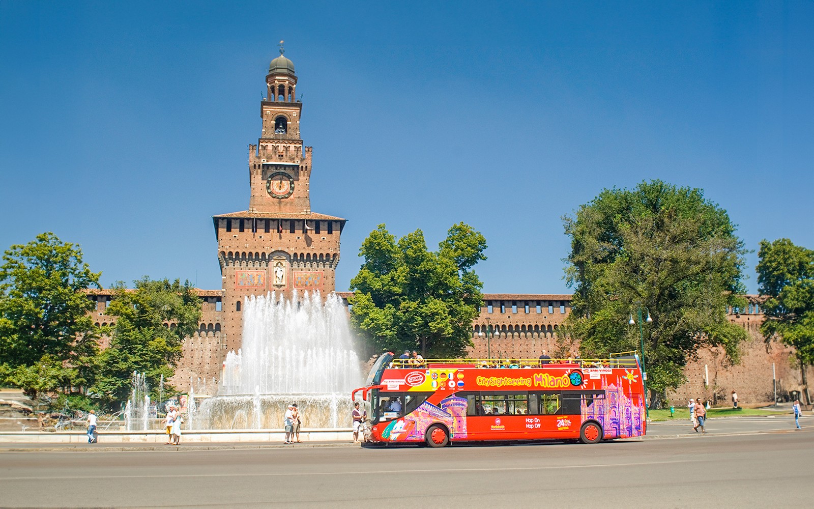 Hop on hop off rútuferð framan við Sforzesco kastalann í Mílanó.