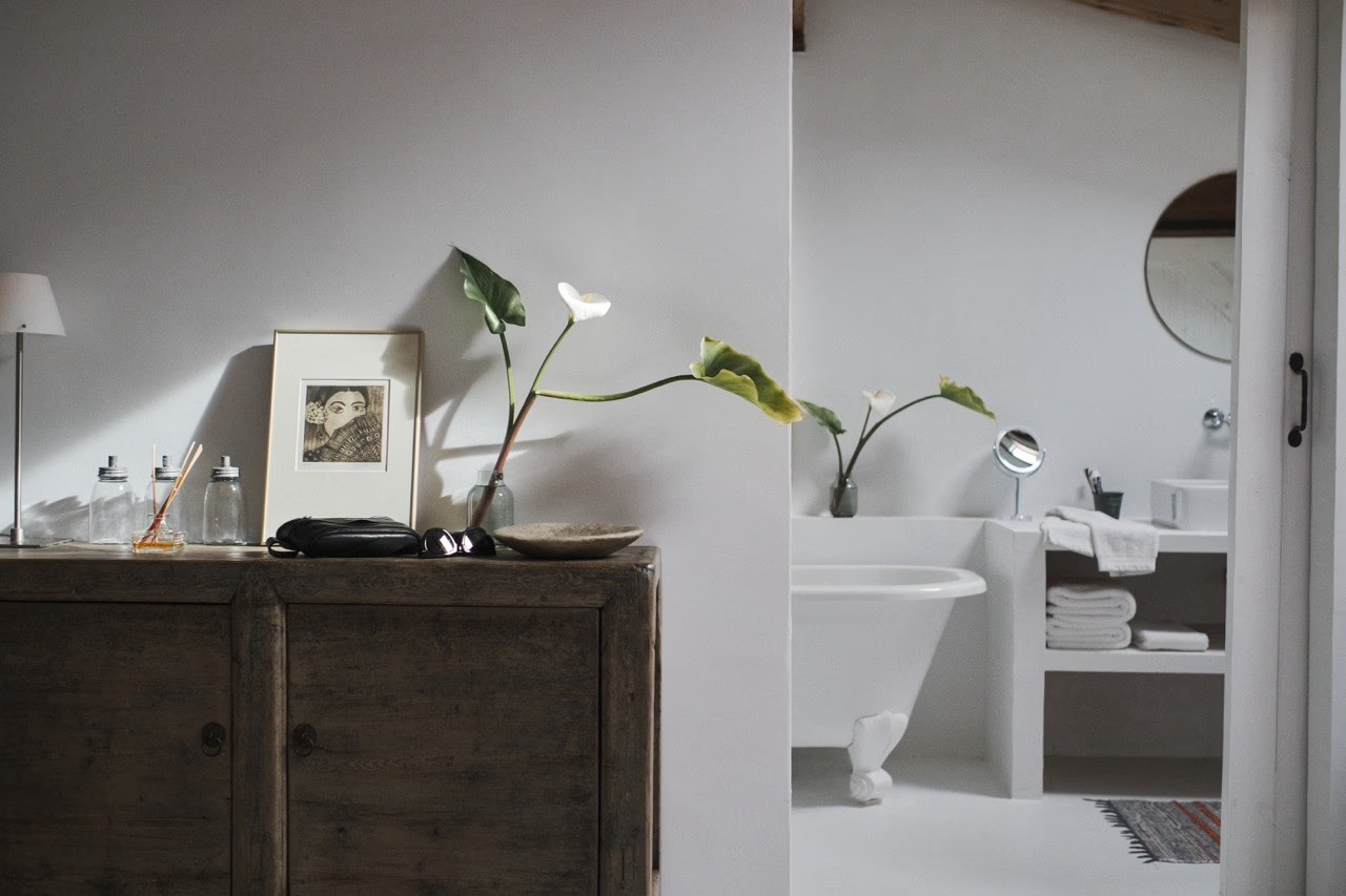 Batch.Works logo over a photo of a box of 3D printed objects